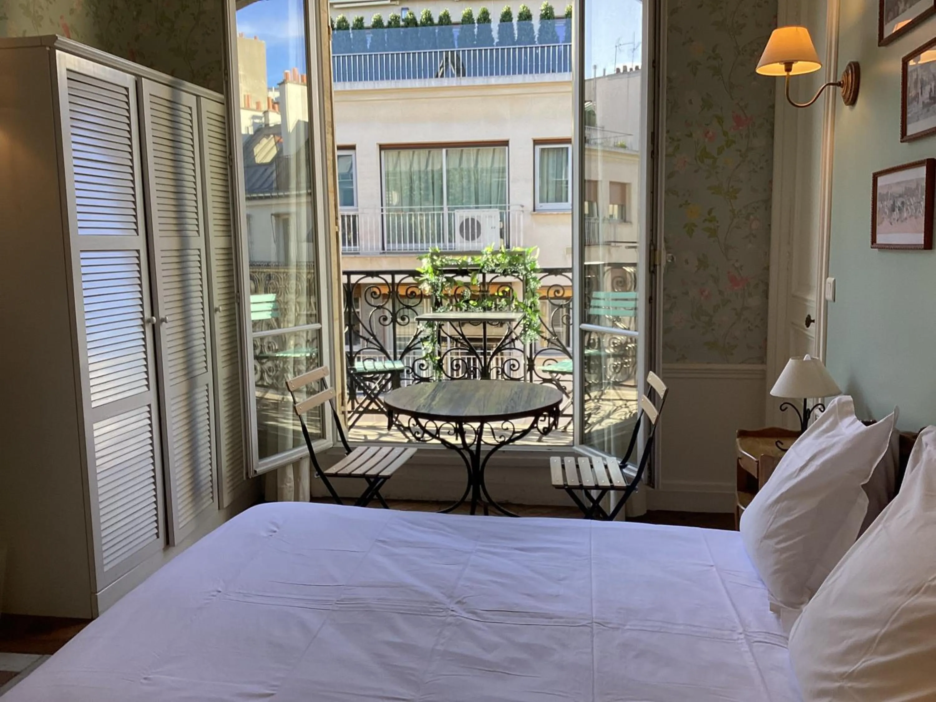 Bed in BED and BREAKFAST PARIS QUARTIER CHAMPS-ÉLYSÉES
