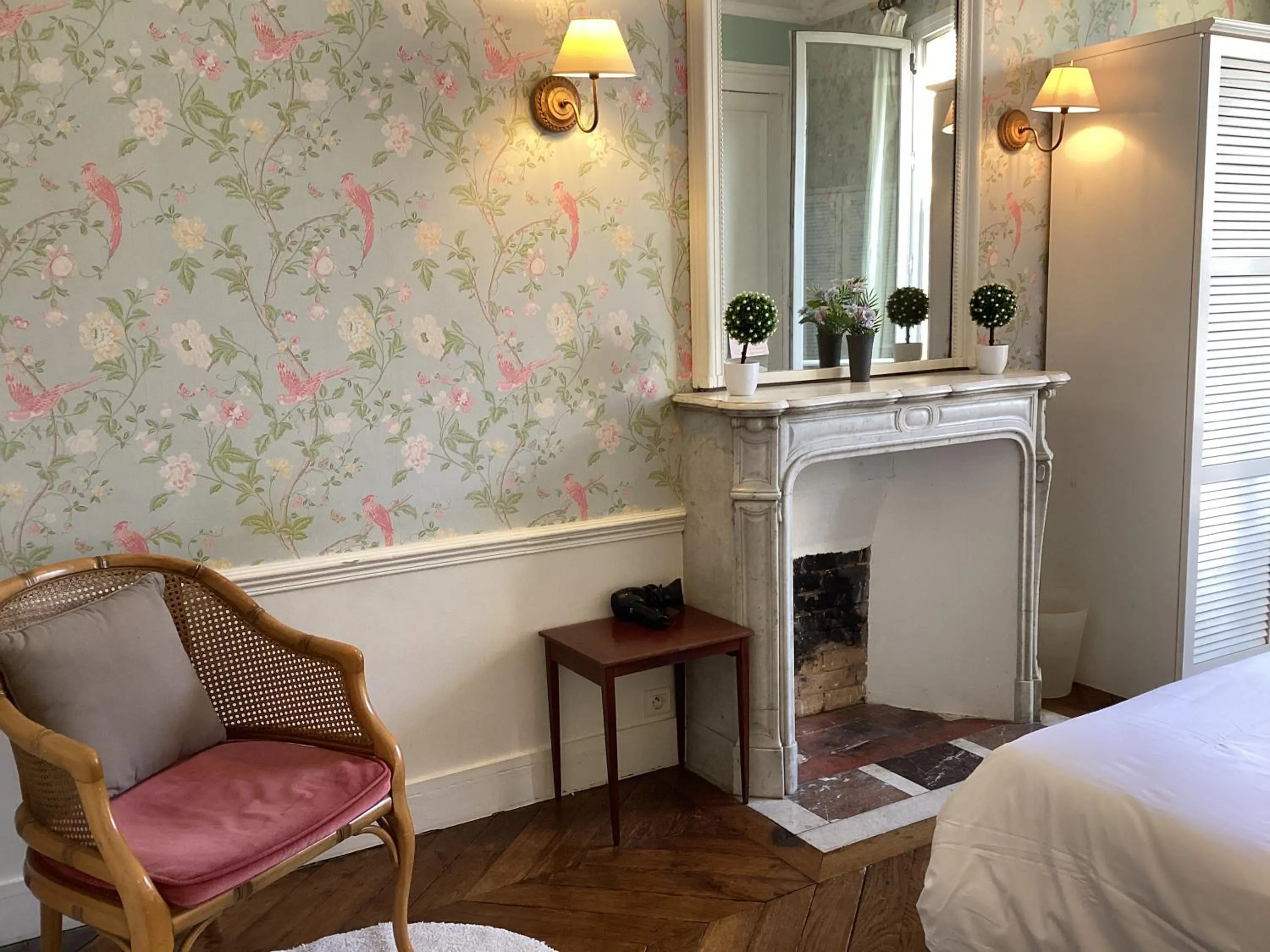 Bed in BED and BREAKFAST PARIS QUARTIER CHAMPS-ÉLYSÉES