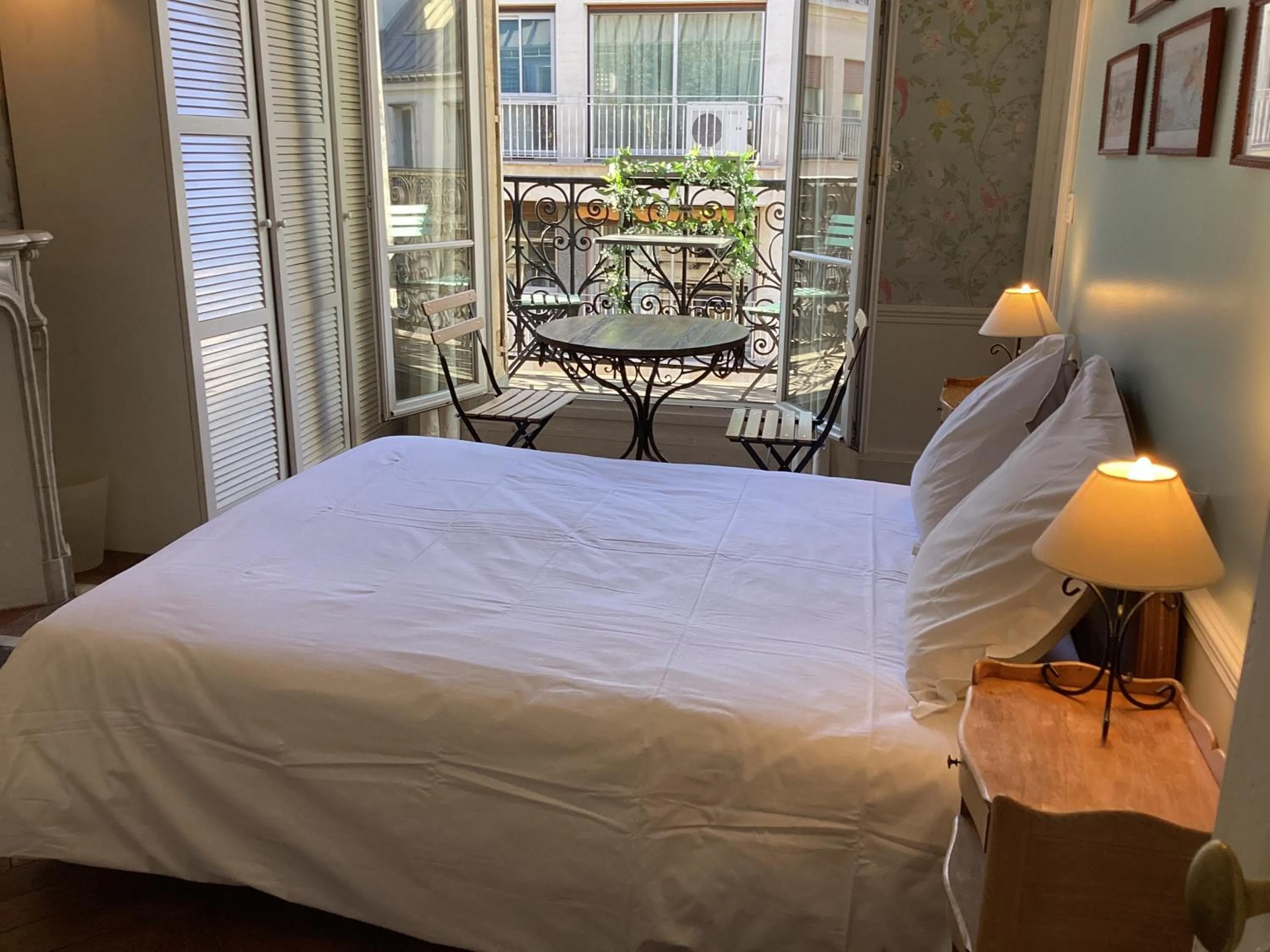 Bed in BED and BREAKFAST PARIS QUARTIER CHAMPS-ÉLYSÉES