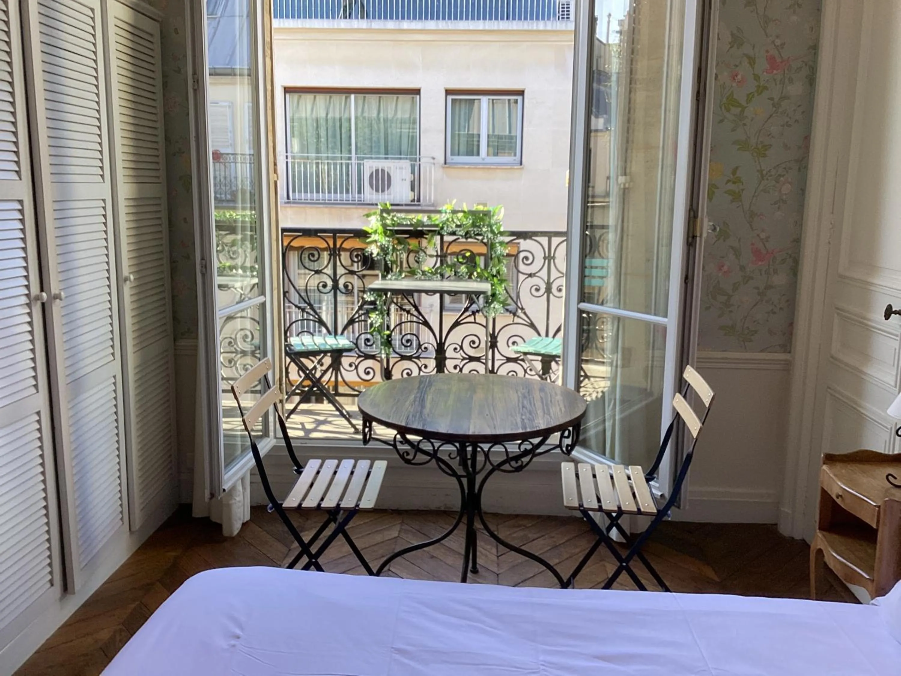 Bed in BED and BREAKFAST PARIS QUARTIER CHAMPS-ÉLYSÉES