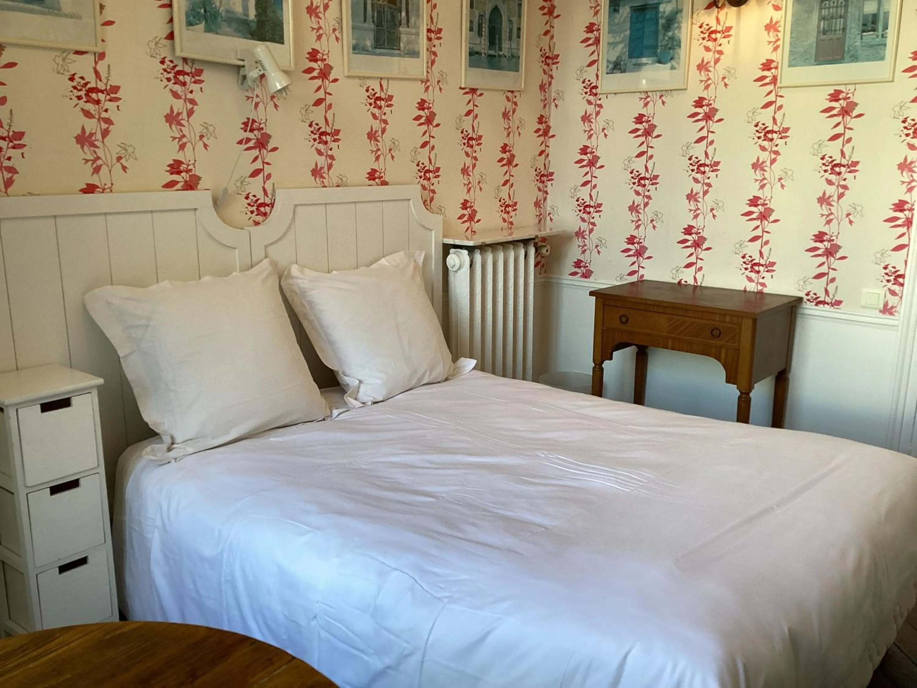Bed in BED and BREAKFAST PARIS QUARTIER CHAMPS-ÉLYSÉES