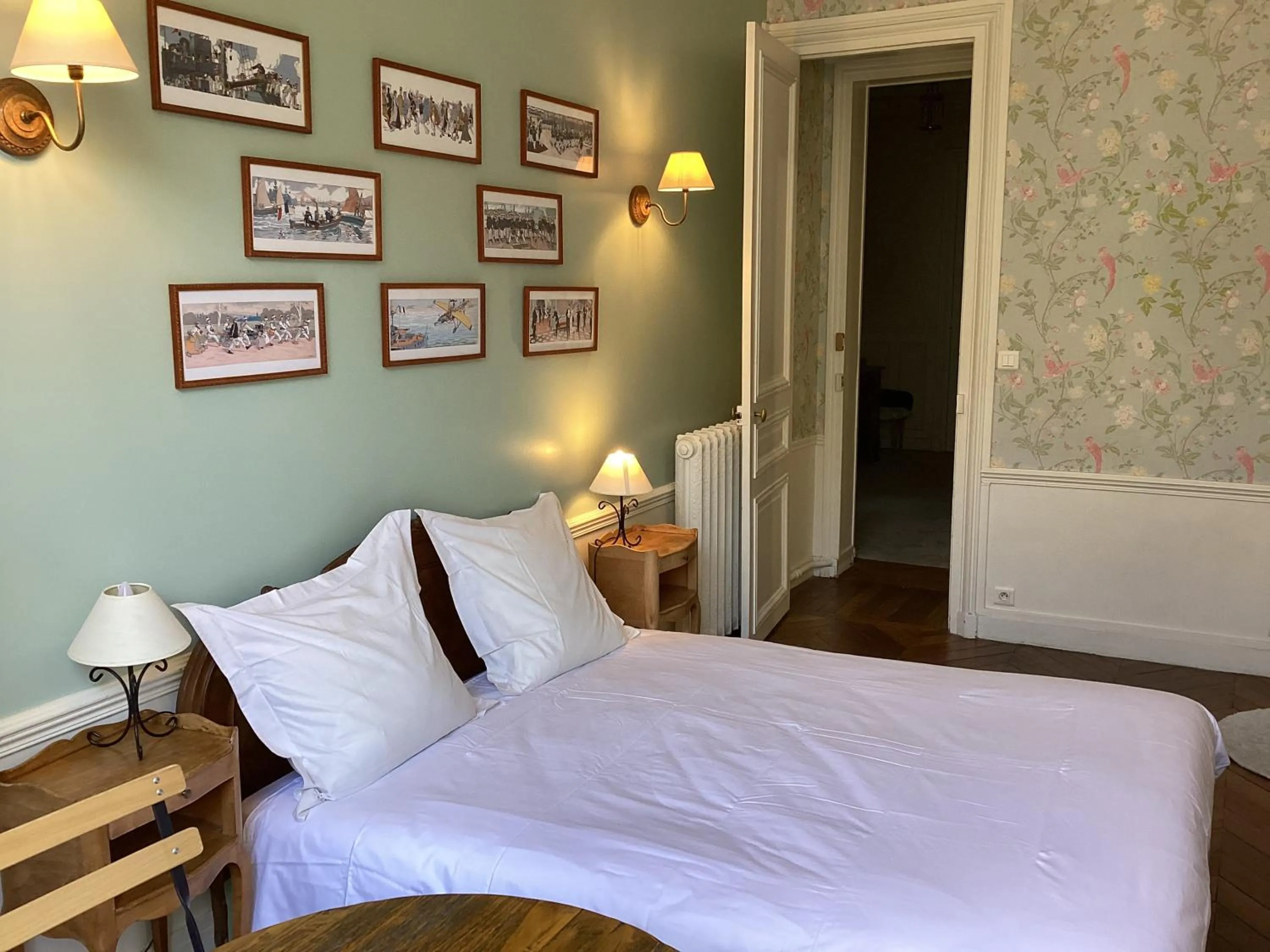 Bed in BED and BREAKFAST PARIS QUARTIER CHAMPS-ÉLYSÉES