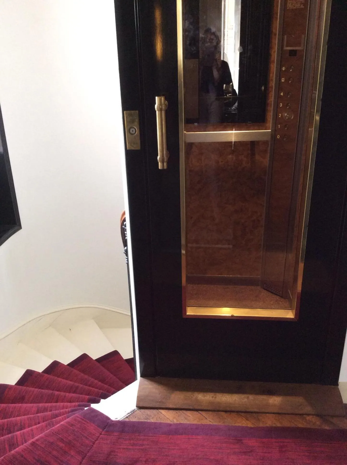 Property building in BED and BREAKFAST PARIS QUARTIER CHAMPS-ÉLYSÉES