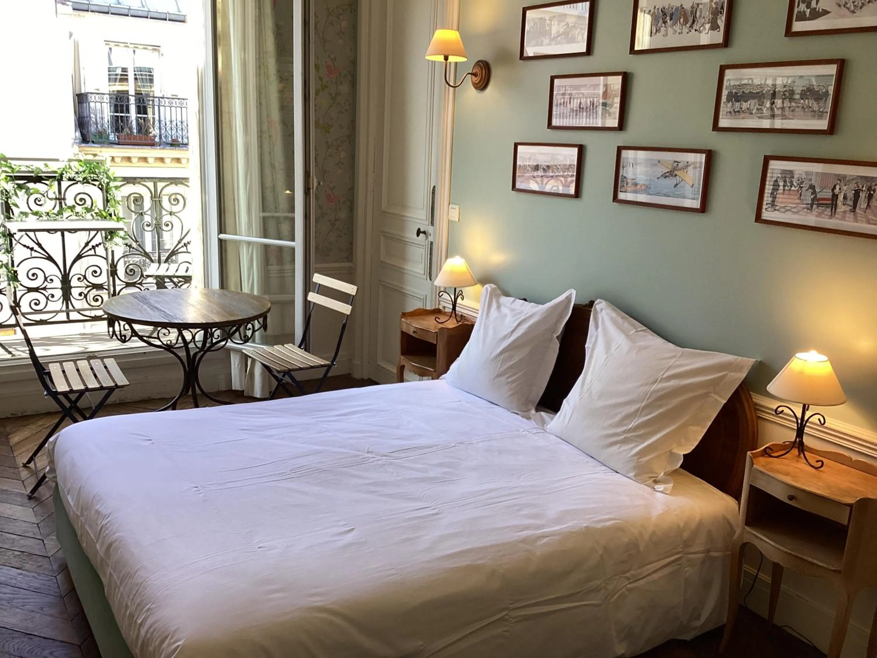 Bed in BED and BREAKFAST PARIS QUARTIER CHAMPS-ÉLYSÉES