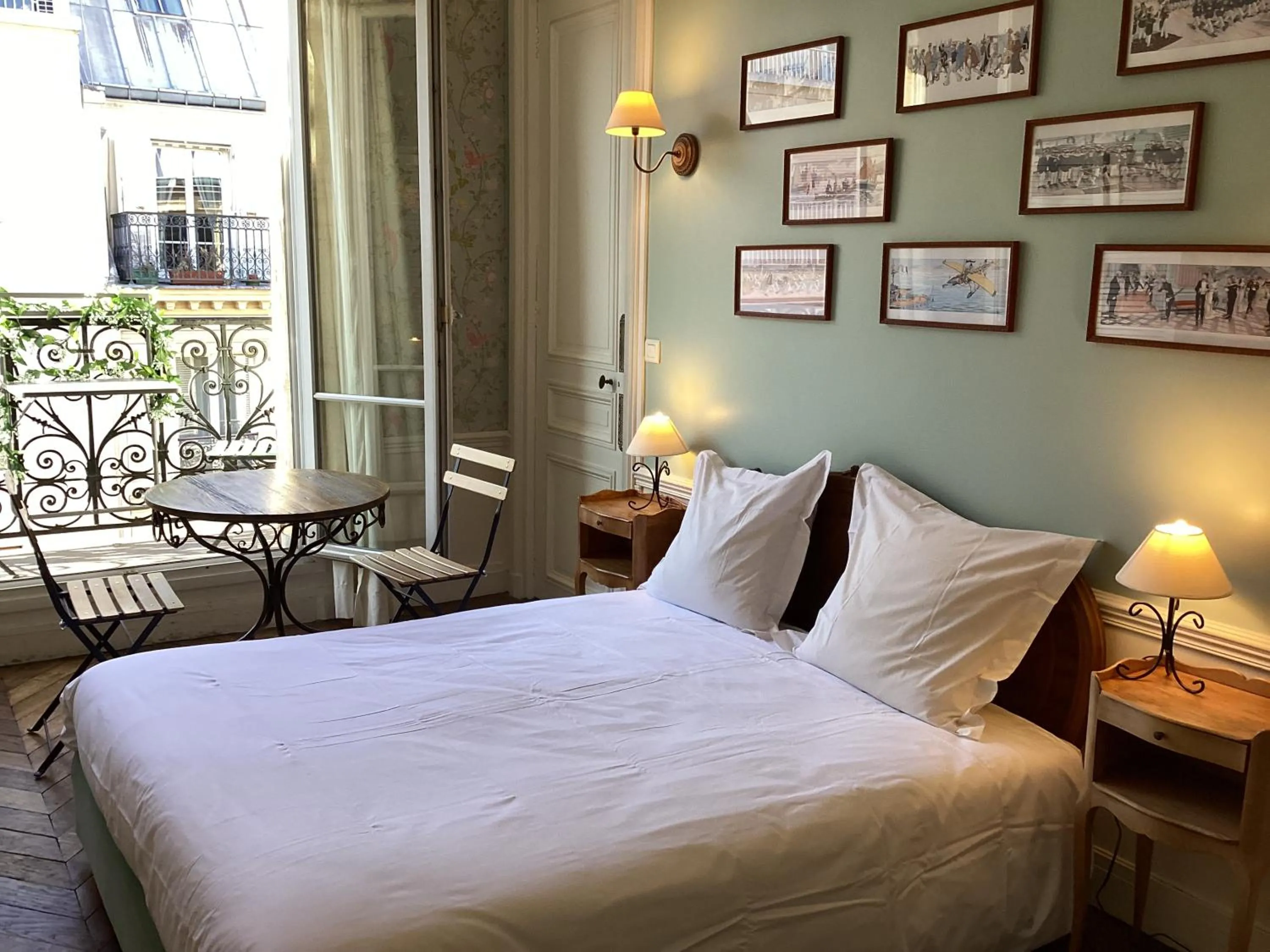 Bed in BED and BREAKFAST PARIS QUARTIER CHAMPS-ÉLYSÉES