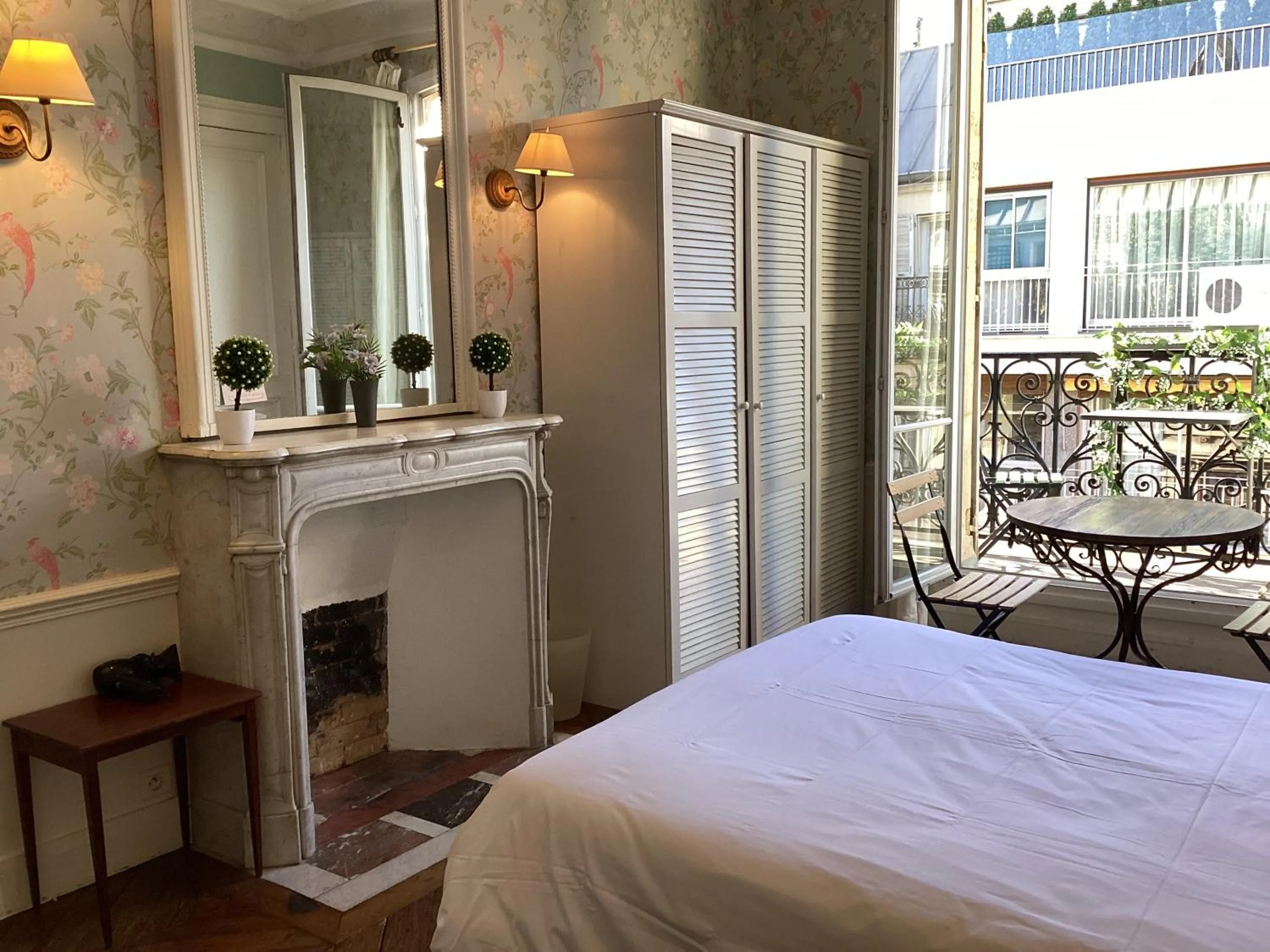 Bed in BED and BREAKFAST PARIS QUARTIER CHAMPS-ÉLYSÉES
