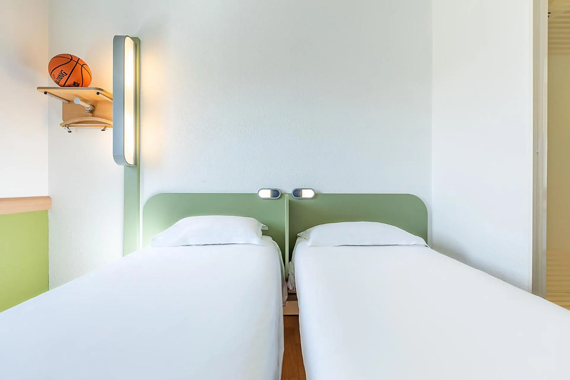 Photo of the whole room, Bed in Hotel ibis Budget Porto Gaia