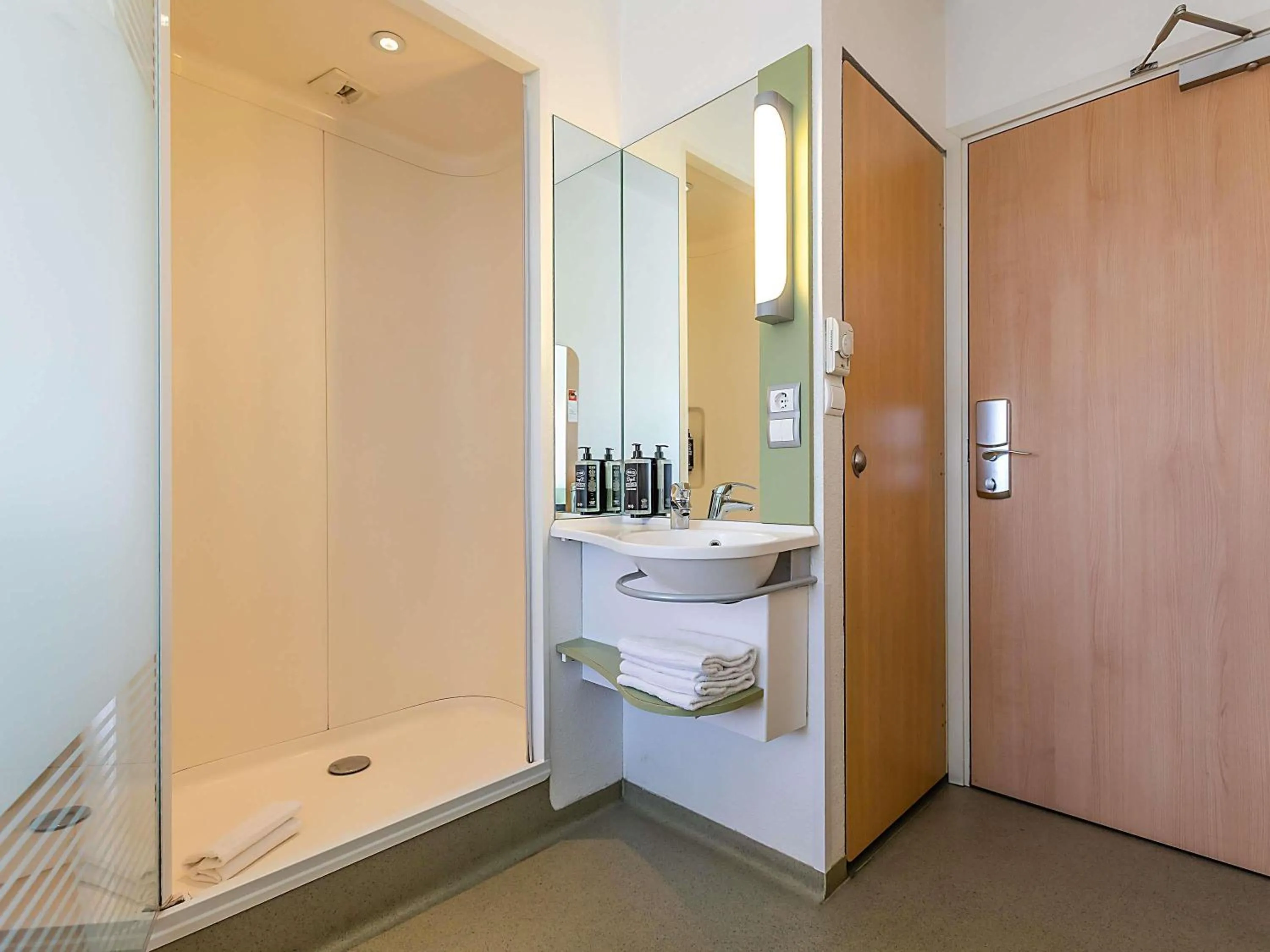 Bedroom in Hotel ibis Budget Porto Gaia