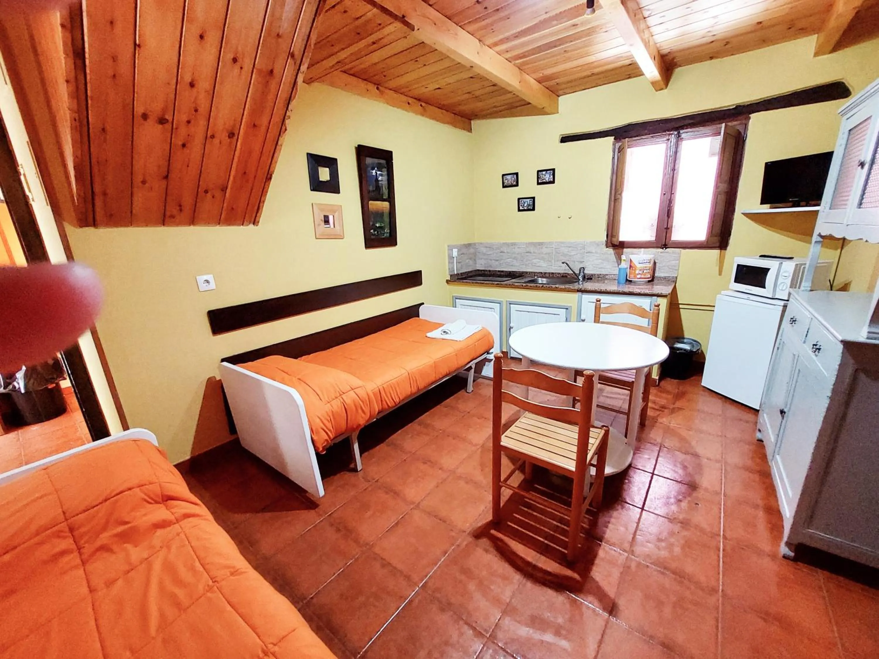 Triple Room with Bathroom in Apartahotel portal de leon