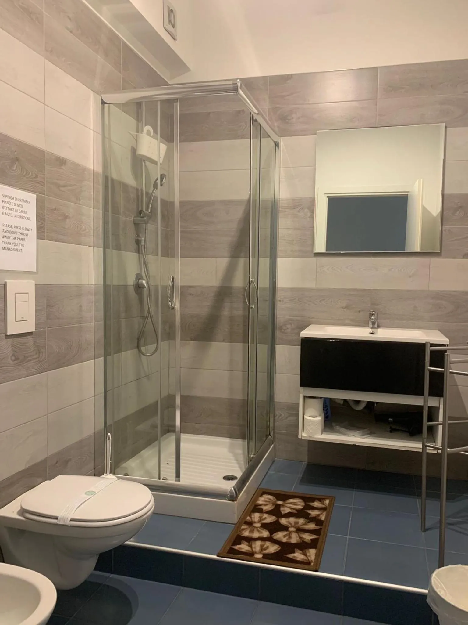 Shower in B&B LE COCCINELLE