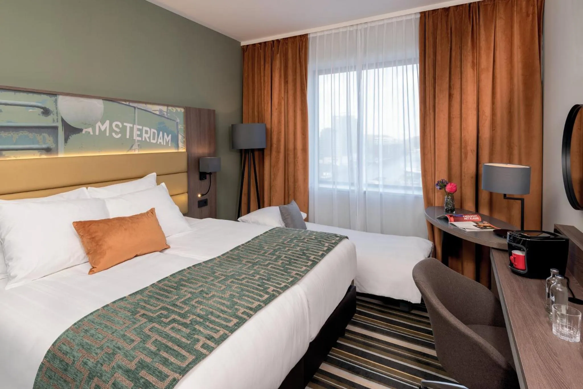 Facade/entrance, Bed in Leonardo Royal Hotel Amsterdam