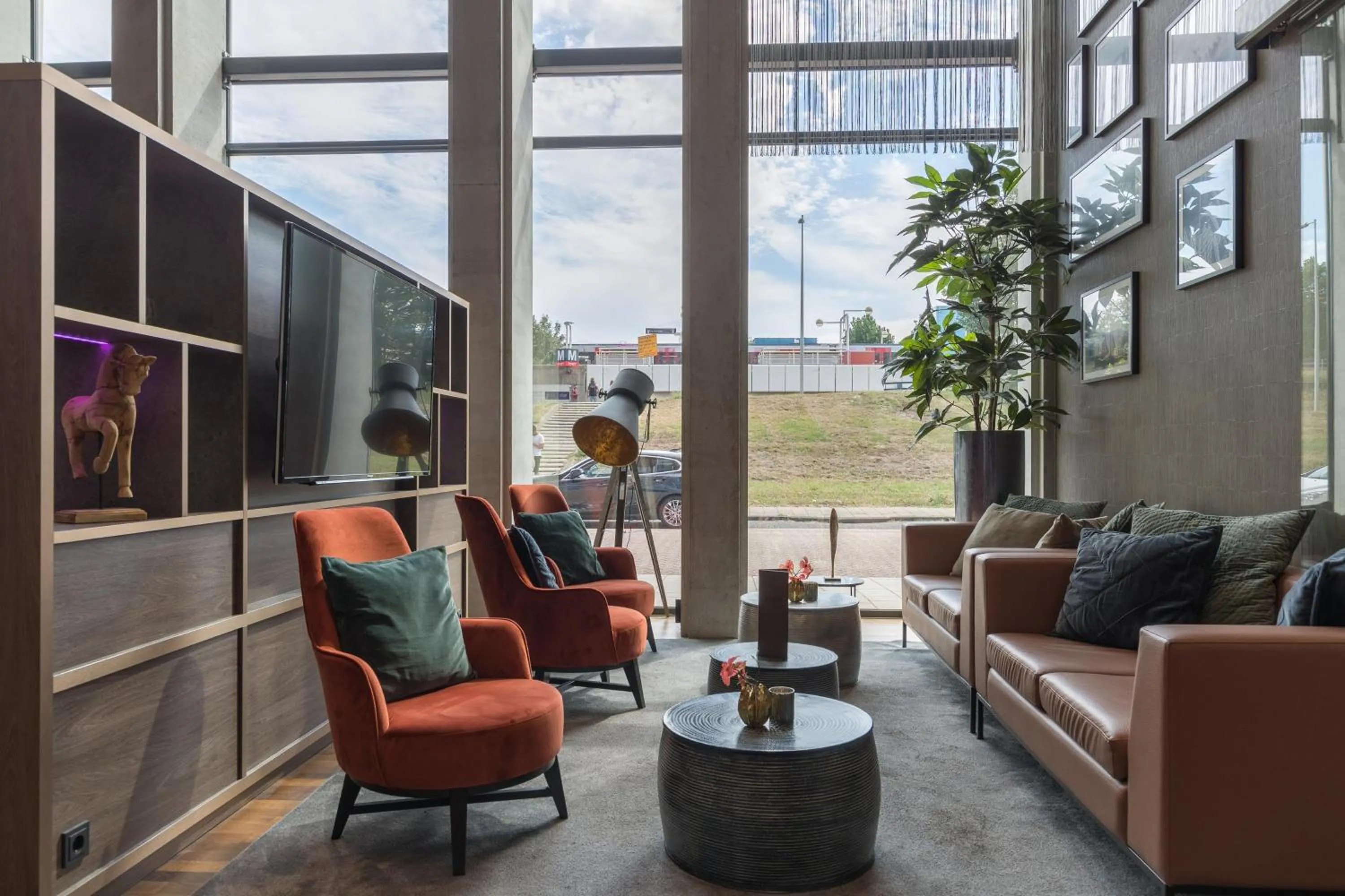 Lounge or bar in Leonardo Royal Hotel Amsterdam