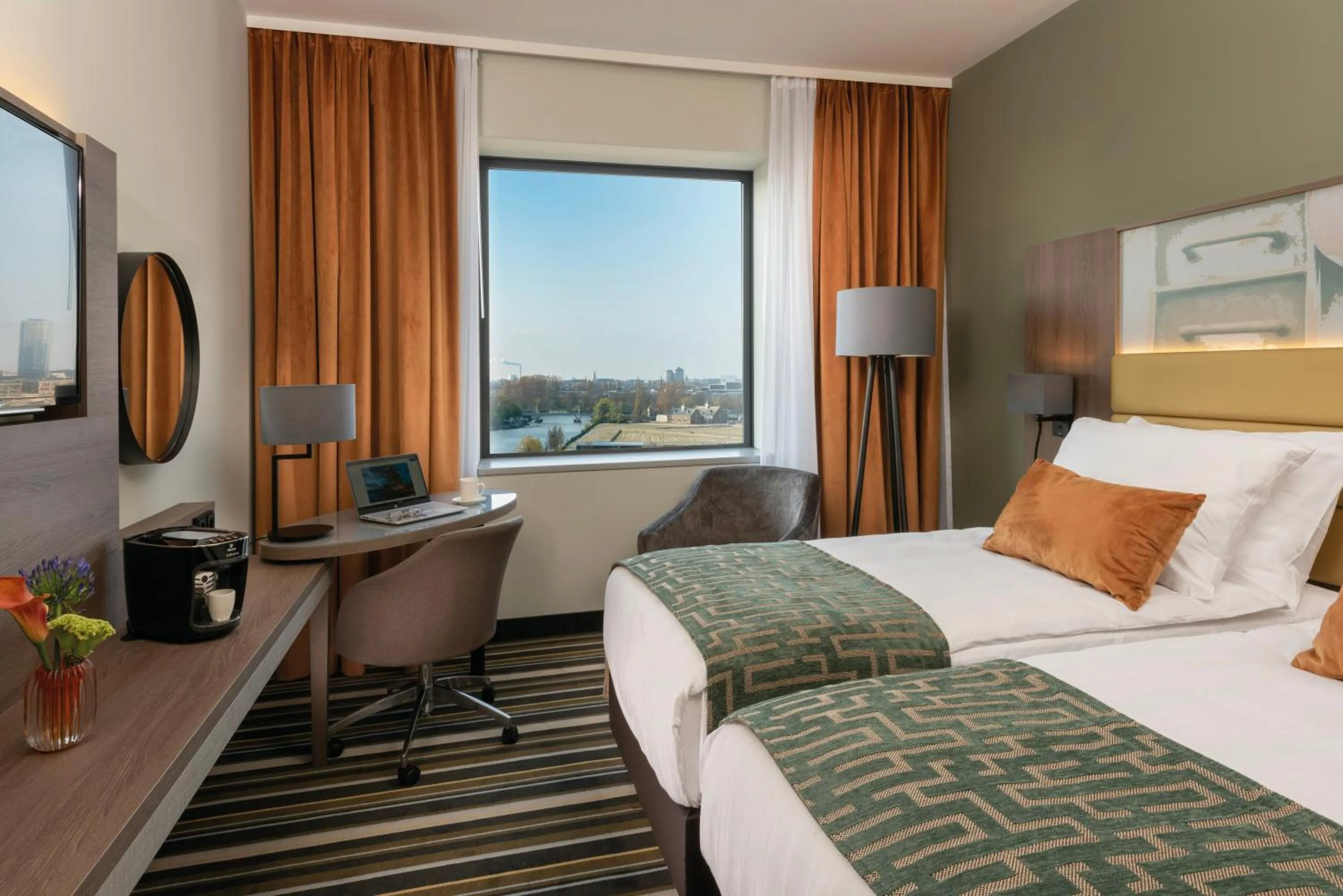 Facade/entrance, Bed in Leonardo Royal Hotel Amsterdam