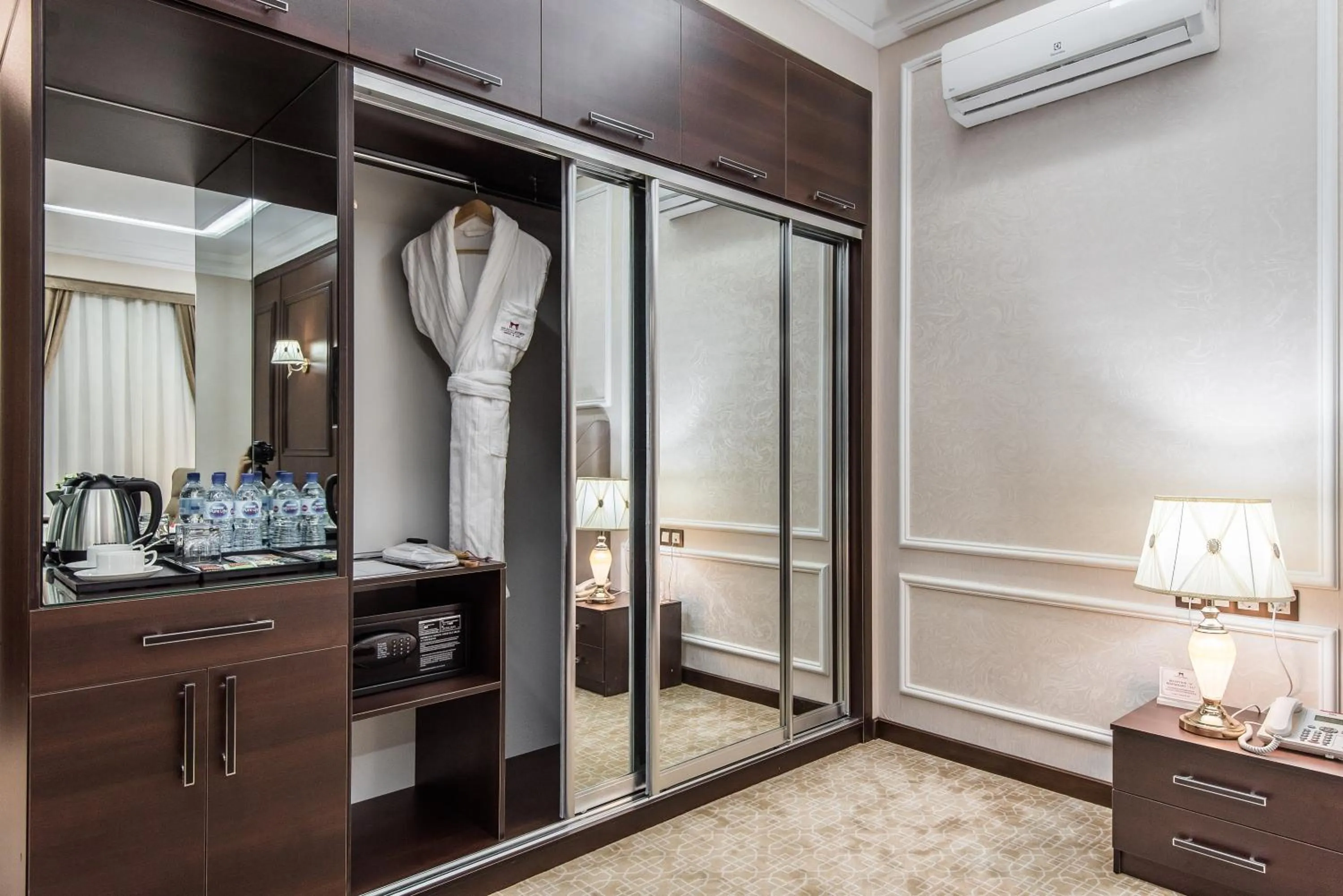 wardrobe, Bed in The Royal Mezbon Hotel & SPA