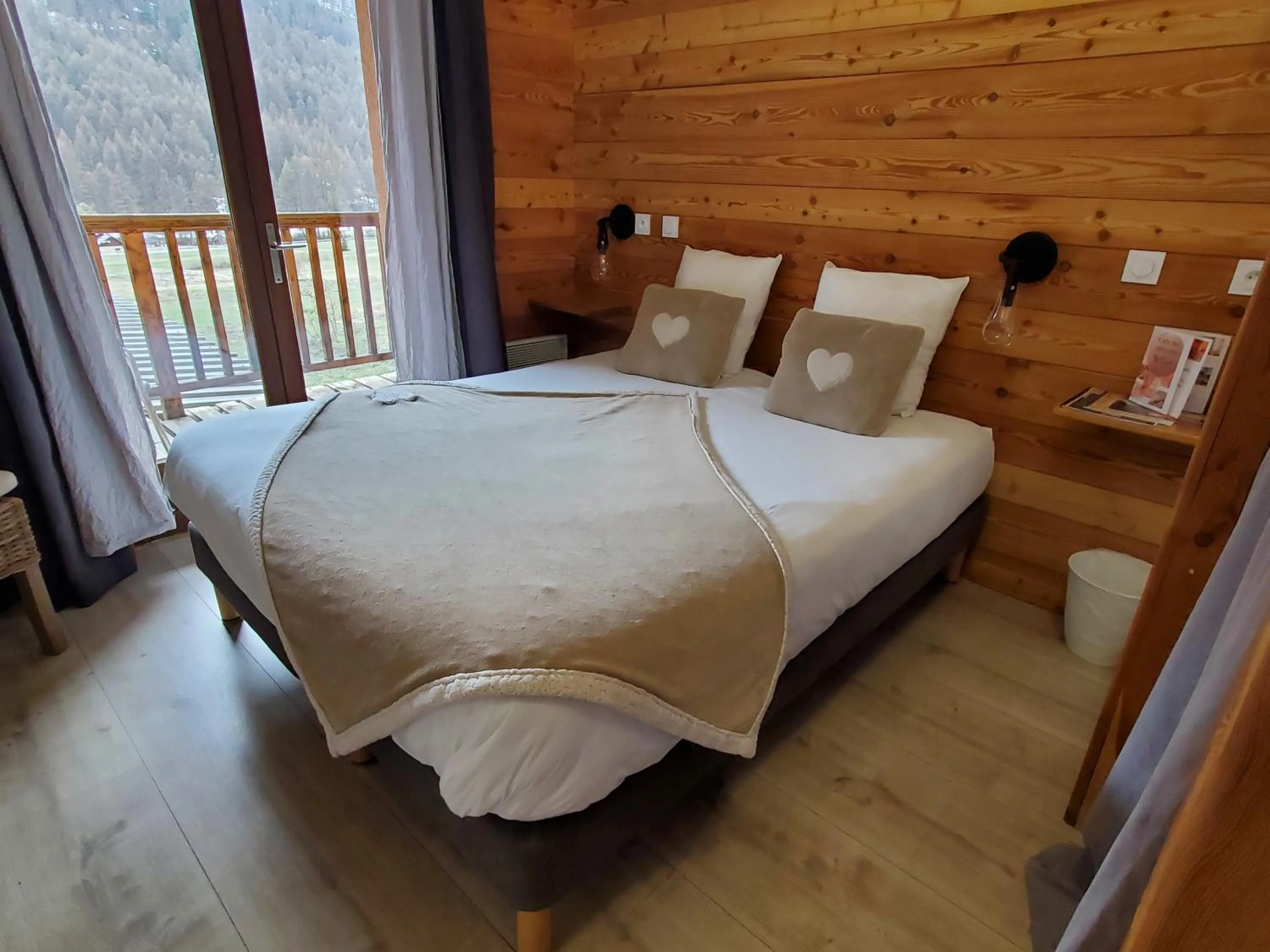 Bedroom, Bed in Hôtel L'Echaillon
