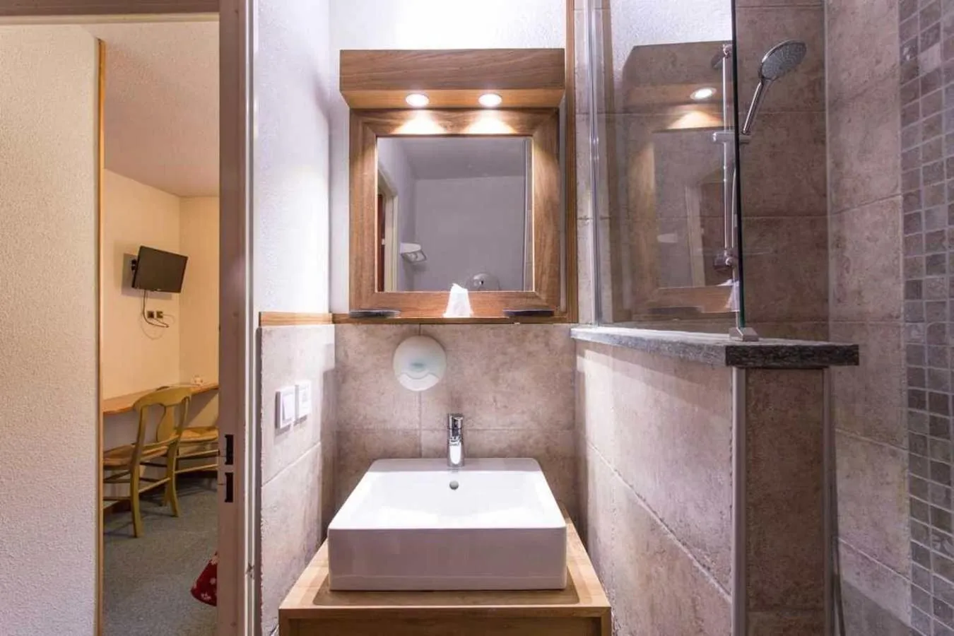 Shower in Hôtel L'Echaillon