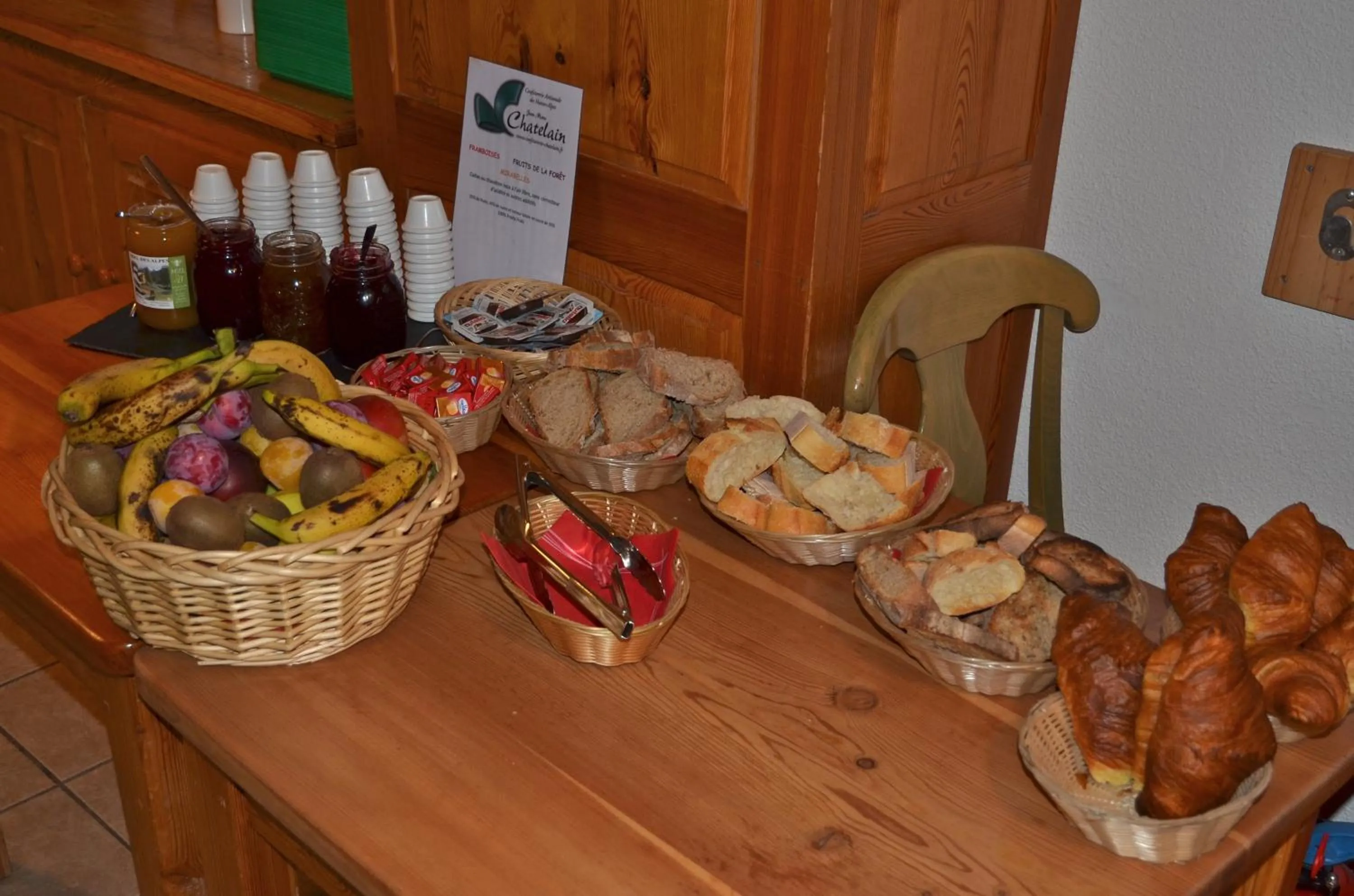 Breakfast in Hôtel L'Echaillon