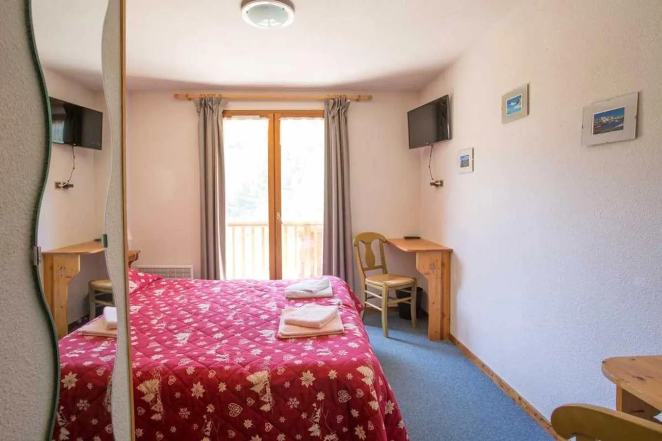 Property building, Bed in Hôtel L'Echaillon