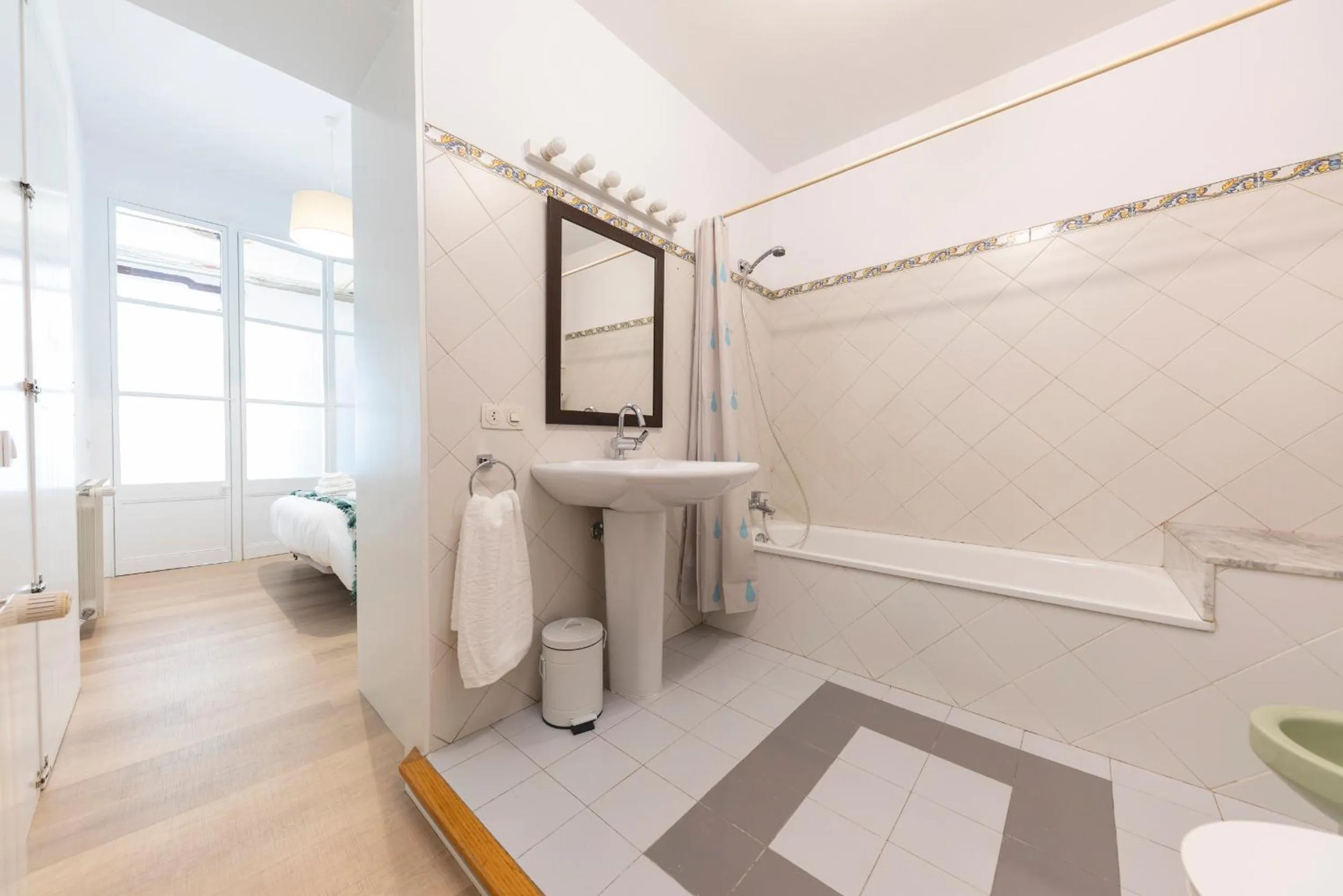 Toilet in Bravissimo Plaça del Vi, Authentic Historic Apartment