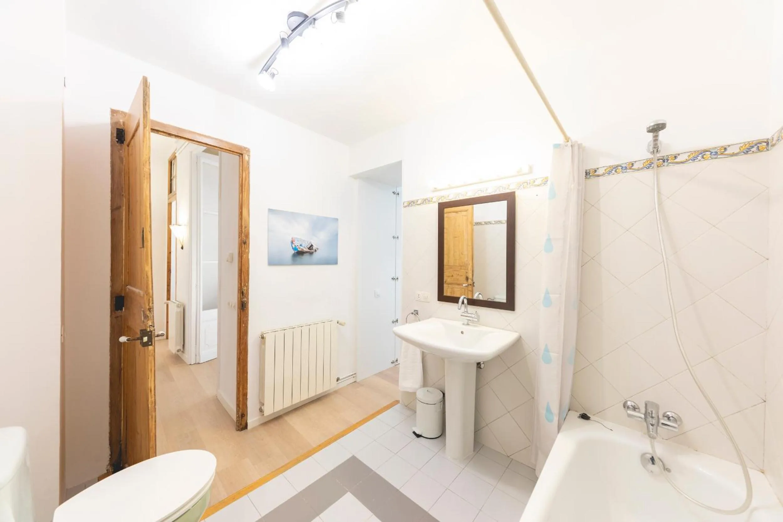 Toilet in Bravissimo Plaça del Vi, Authentic Historic Apartment