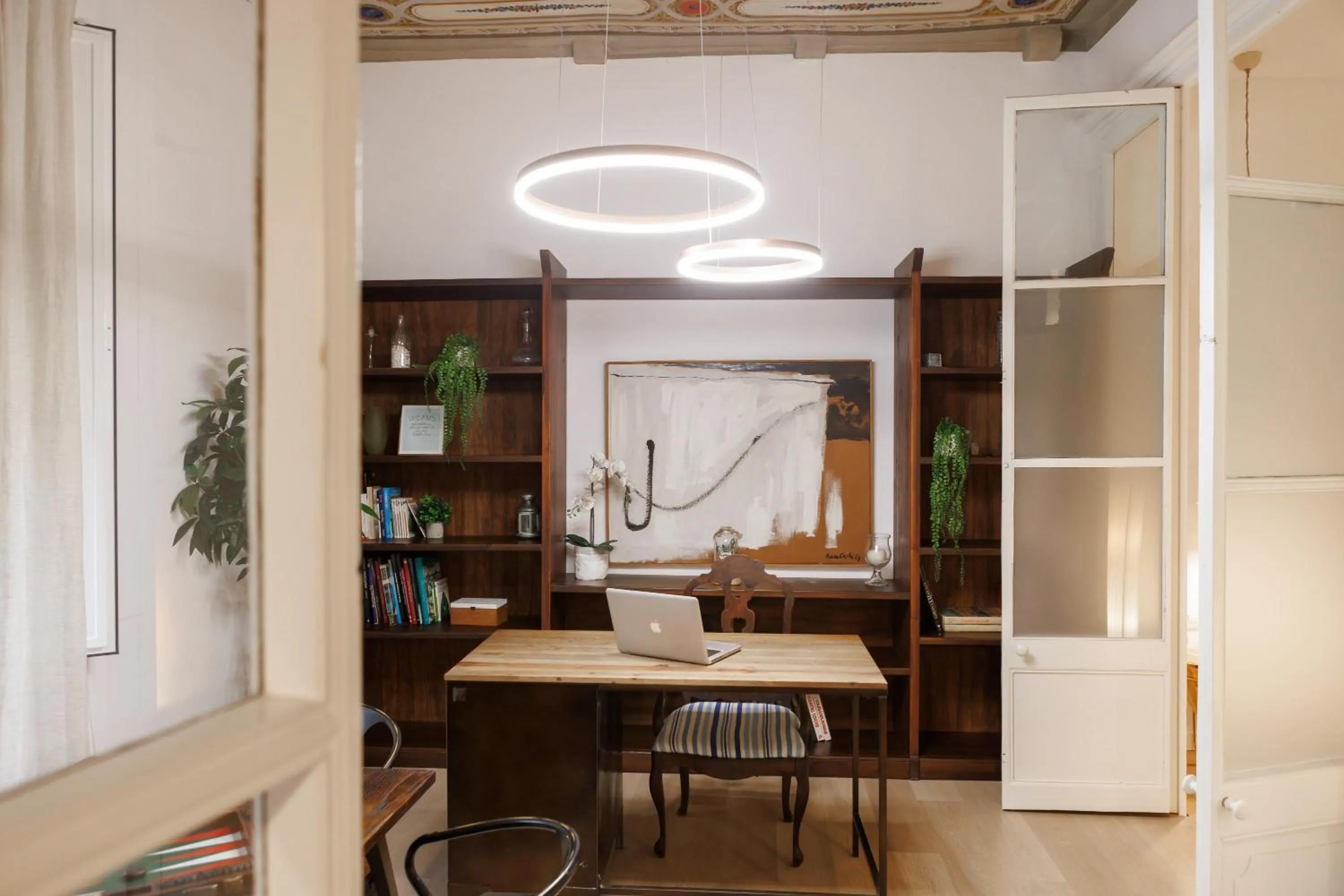 Library in Bravissimo Plaça del Vi, Authentic Historic Apartment
