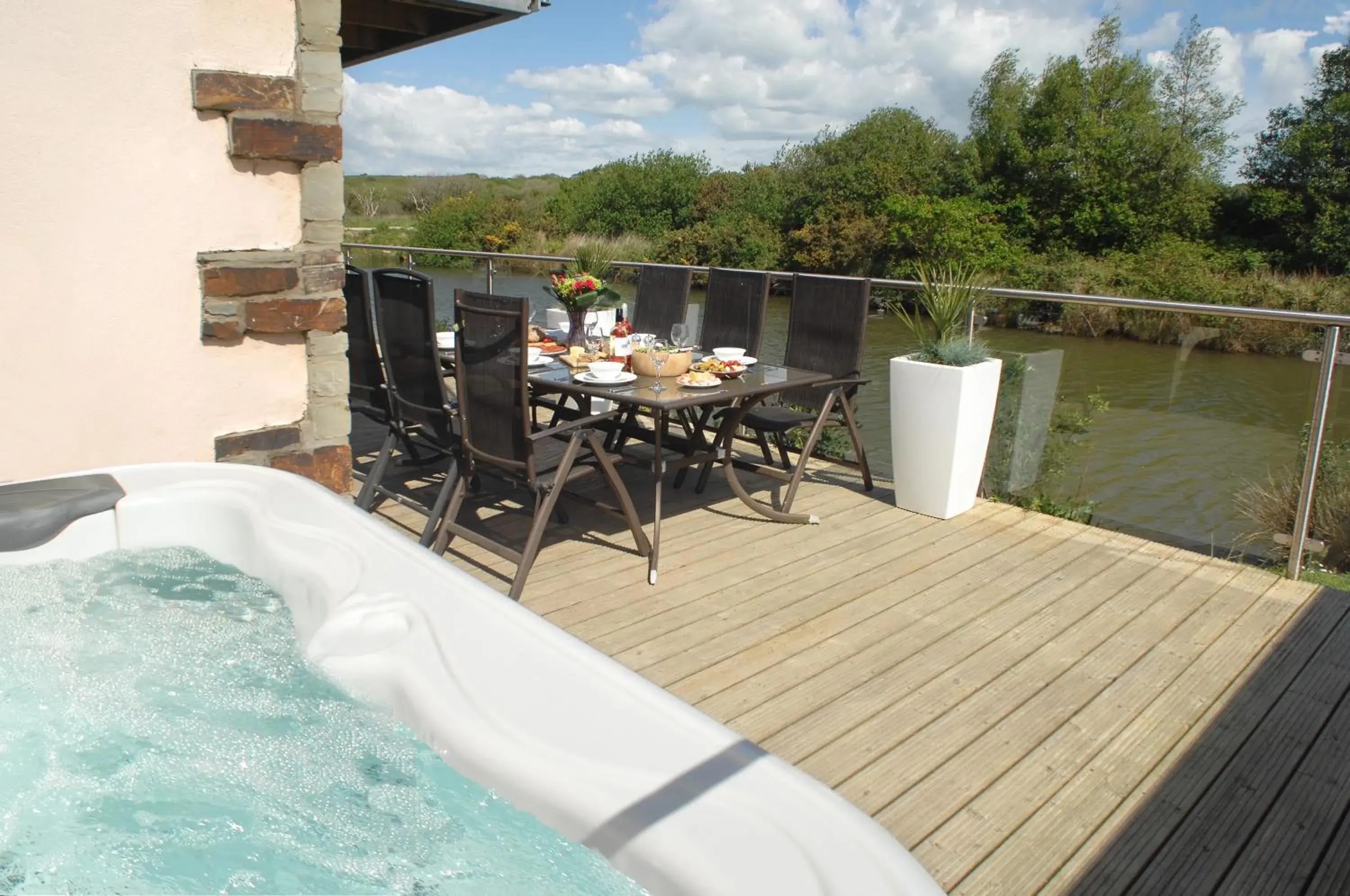 The Lakehouse 8 Berth 4 Bed (2xD 2xT) with Hot Tub Pet Free in Retallack Resort The Lakehouse 8 Berth 4 Bed (2xD 2xT) with Hot Tub Pet Free in Retallack Resort