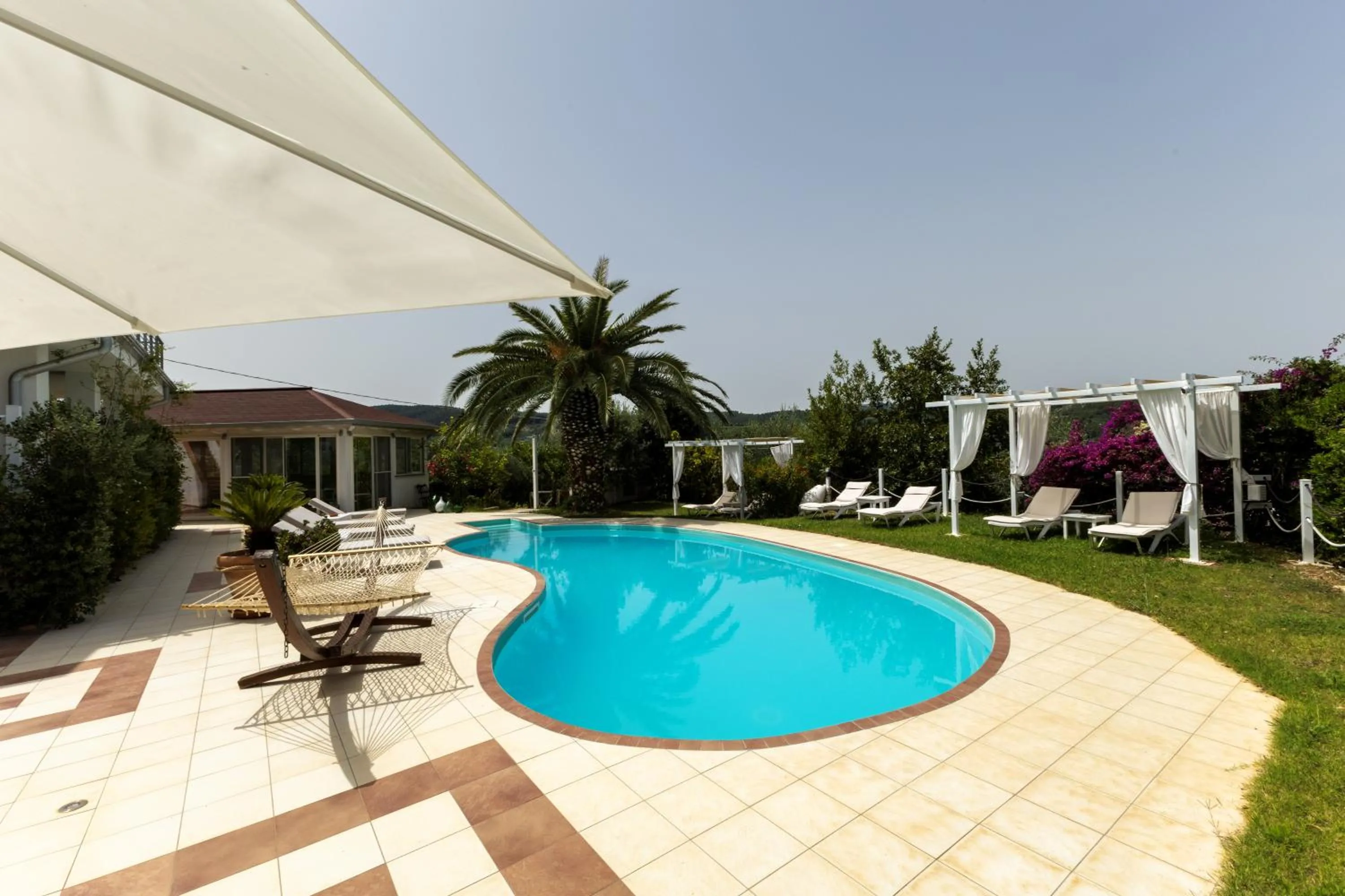 Swimming pool in B&B White House