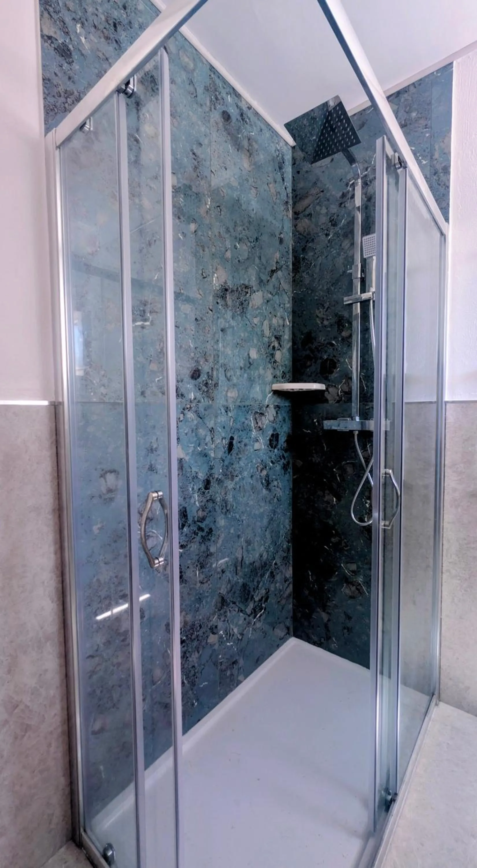 Shower in B&B White House