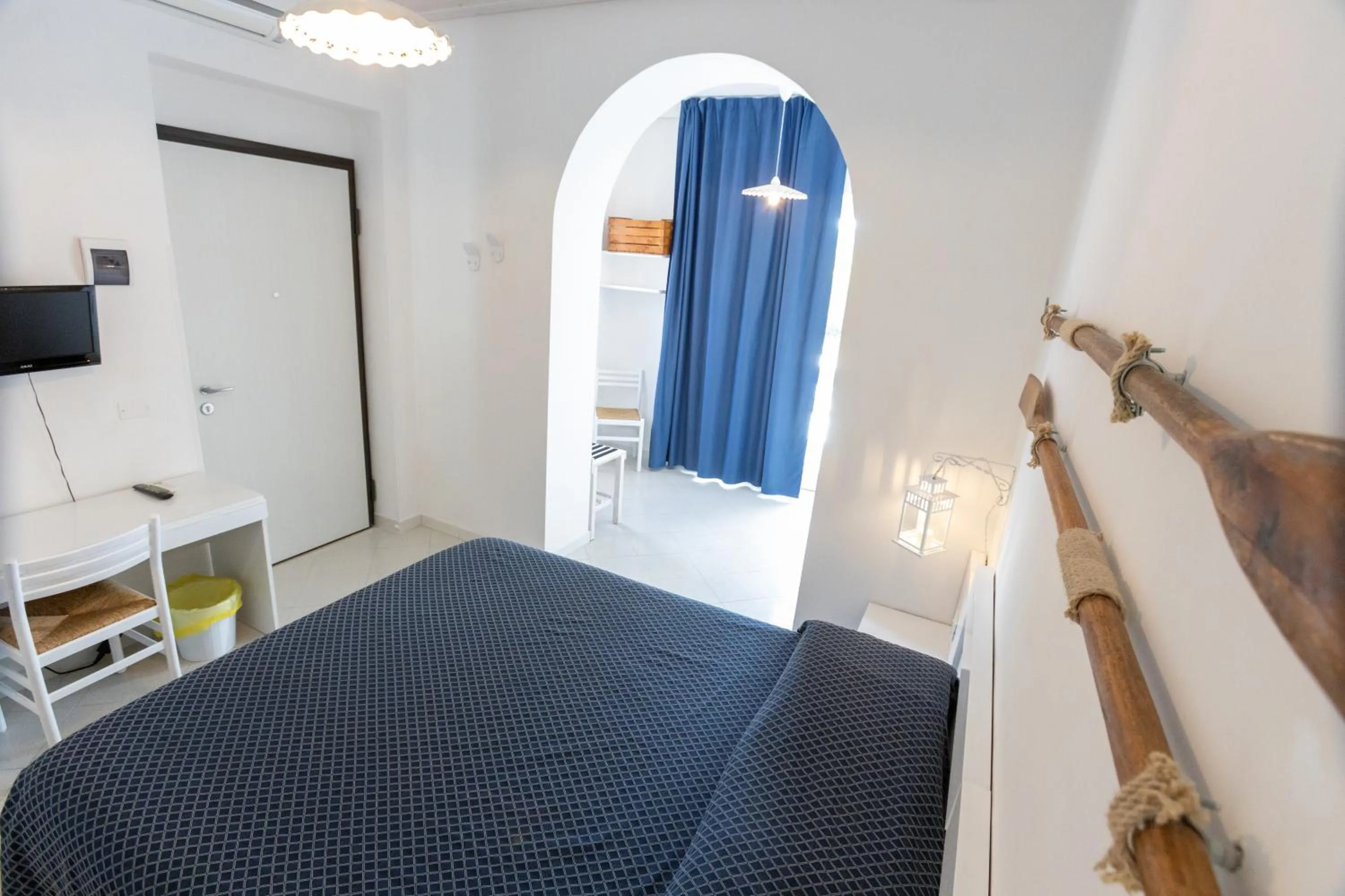 Photo of the whole room, Bed in B&B White House