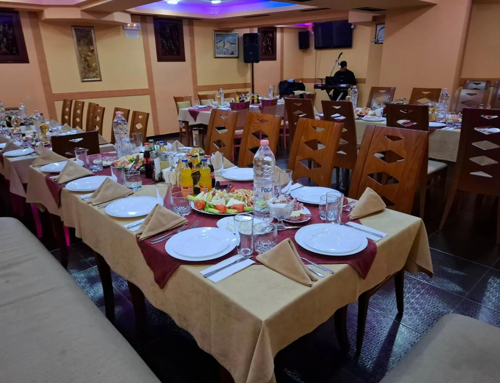 Restaurant/places to eat in Korona Hotel