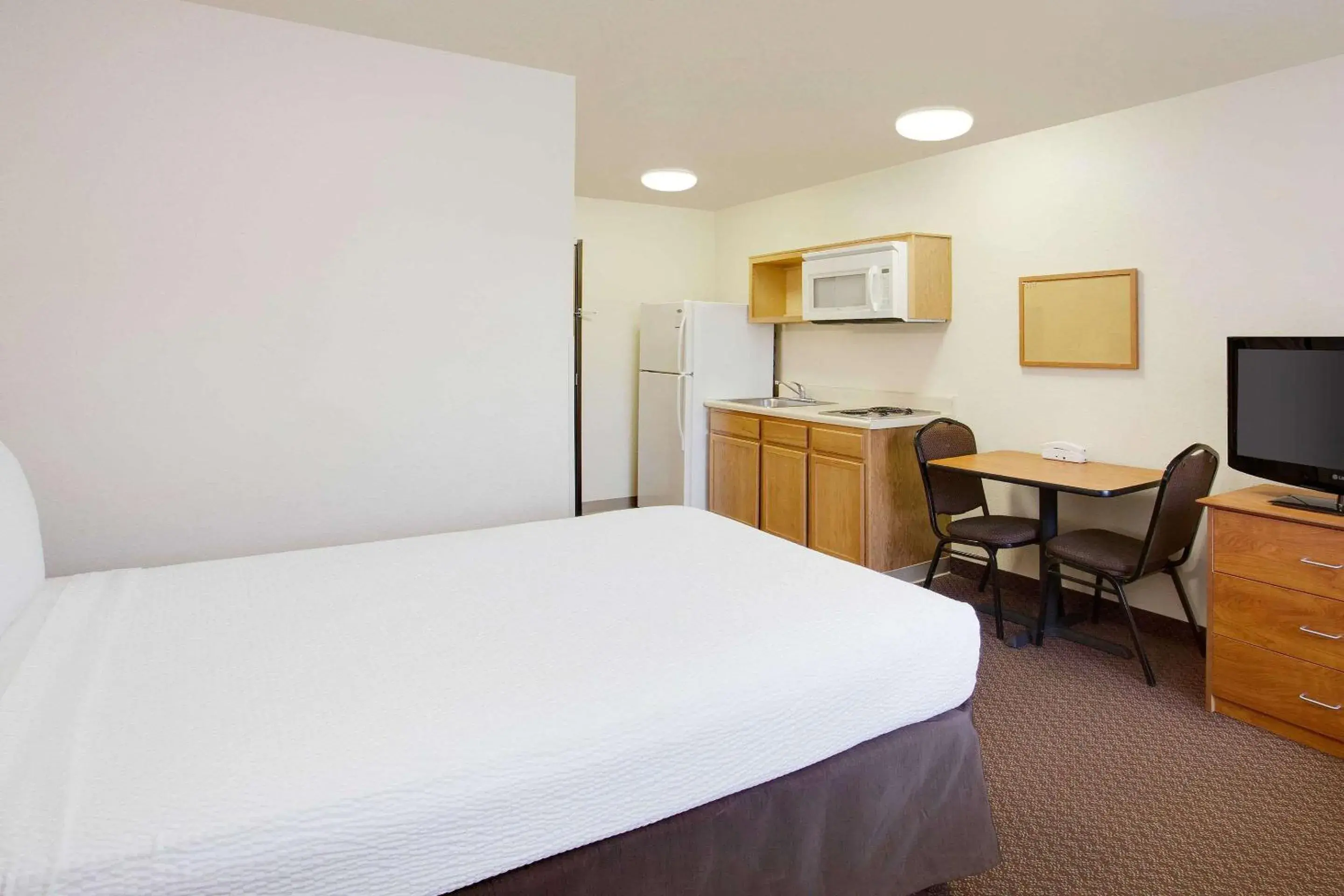 Queen Suite - Smoking in WoodSpring Suites Chesapeake-Norfolk South Queen Suite - Smoking in WoodSpring Suites Chesapeake-Norfolk South