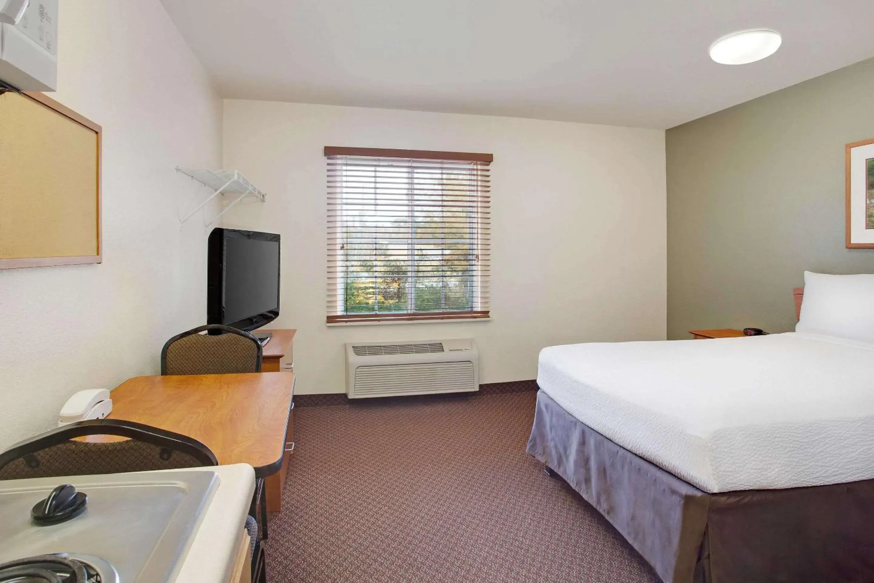 Queen Suite - Non-Smoking in WoodSpring Suites Chesapeake-Norfolk South Queen Suite - Non-Smoking in WoodSpring Suites Chesapeake-Norfolk South