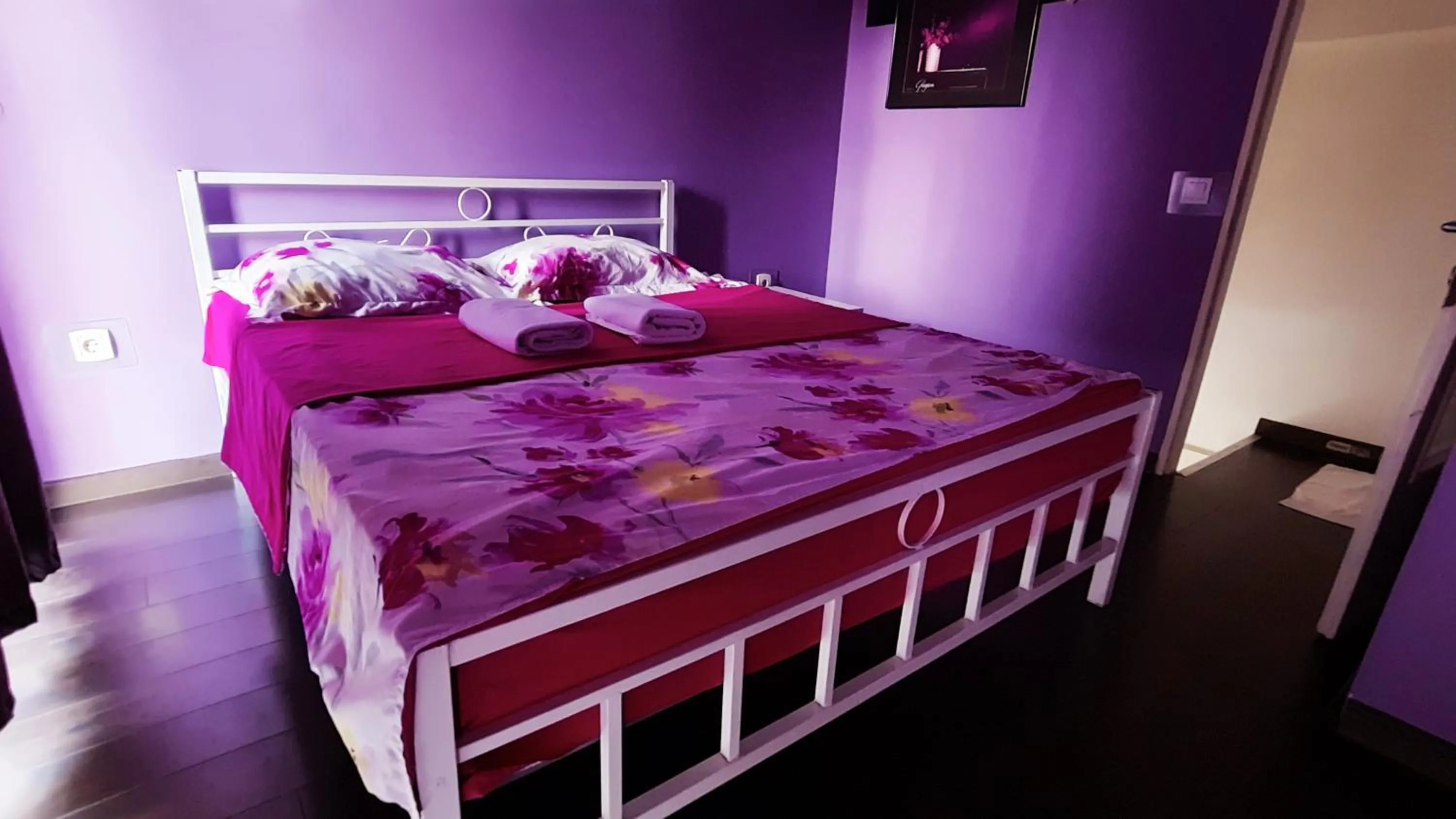 Bed in Aloha Apartments with pool