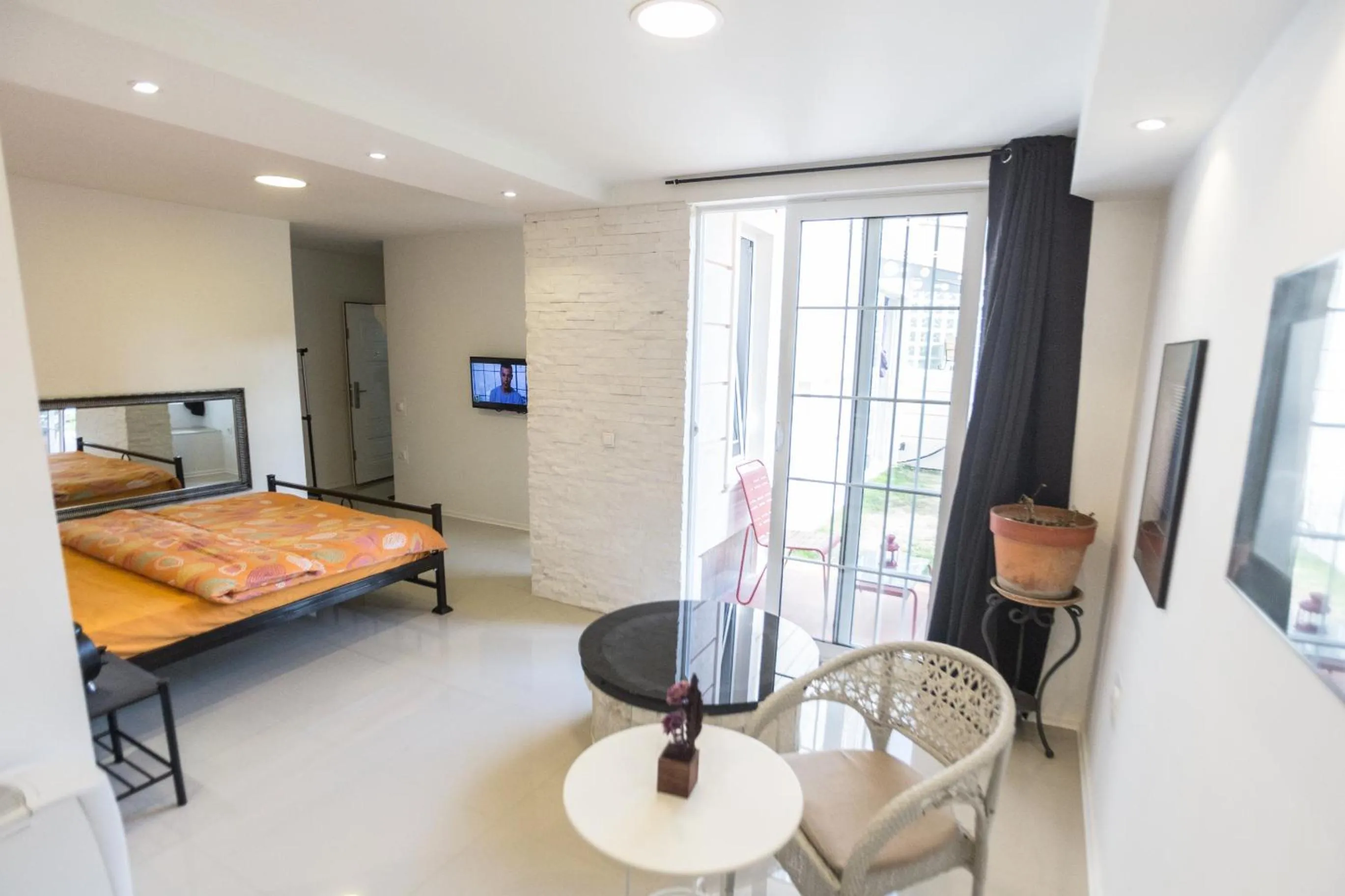 Photo of the whole room, Bed in Aloha Apartments with pool