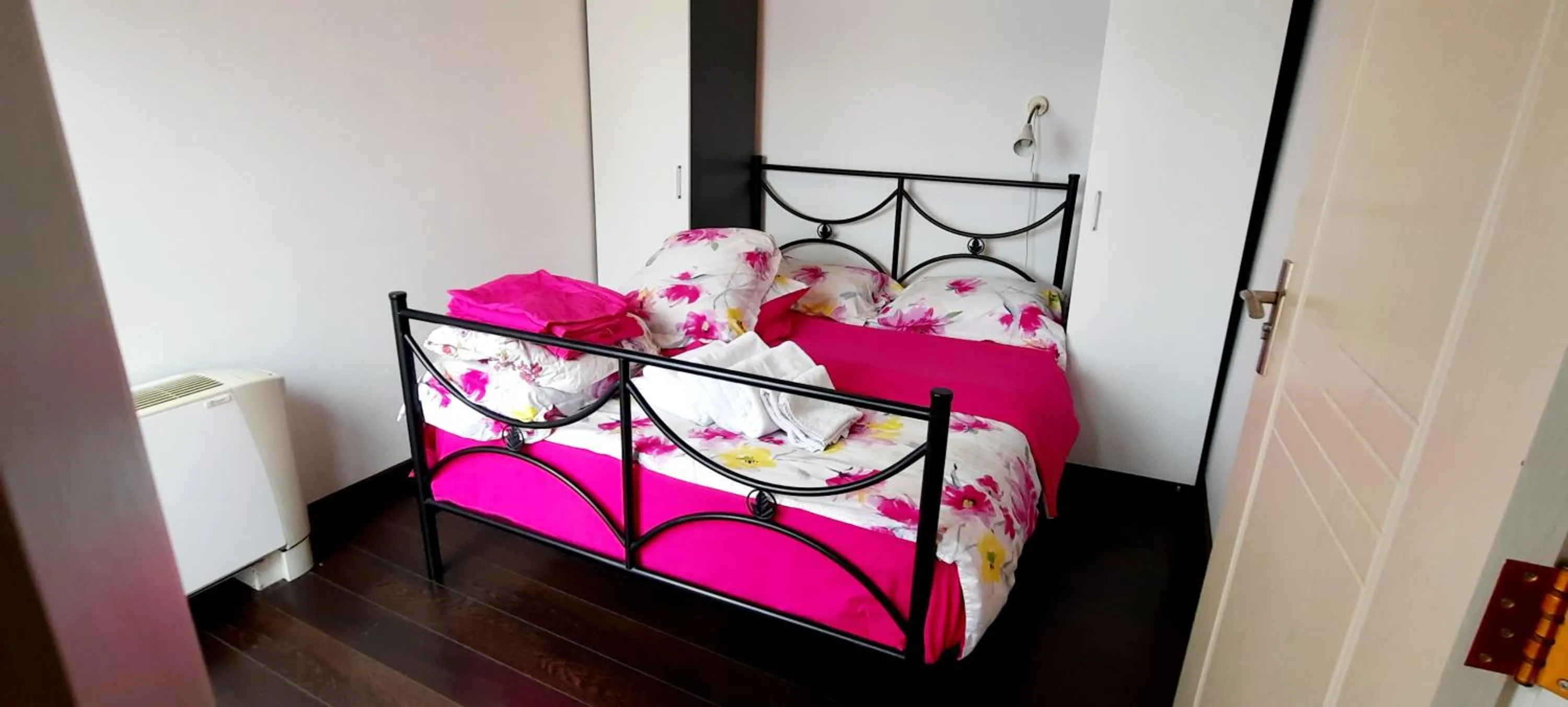 Bedroom, Bed in Aloha Apartments with pool