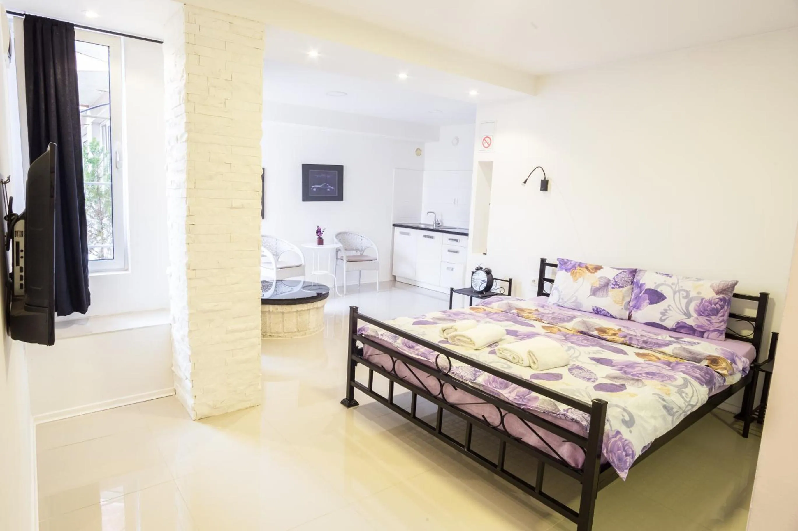 Photo of the whole room, Bed in Aloha Apartments with pool