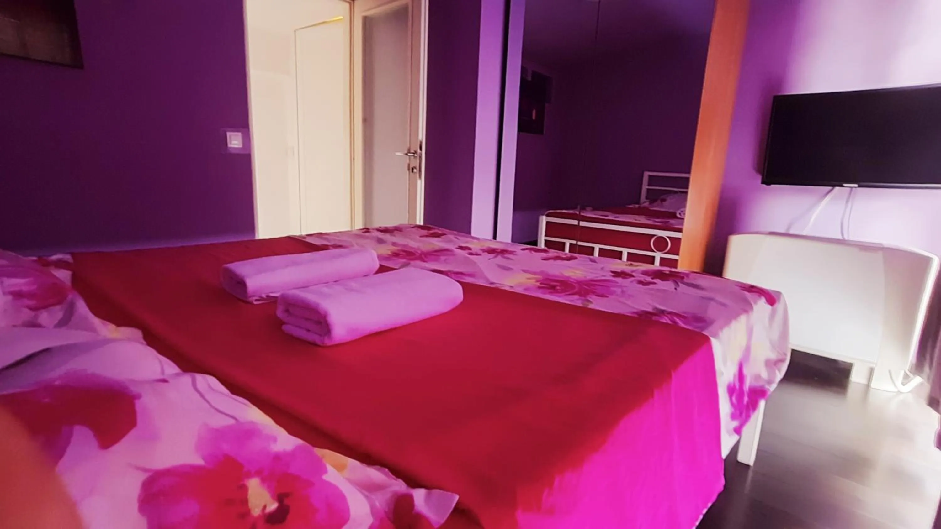 Bedroom, Bed in Aloha Apartments with pool