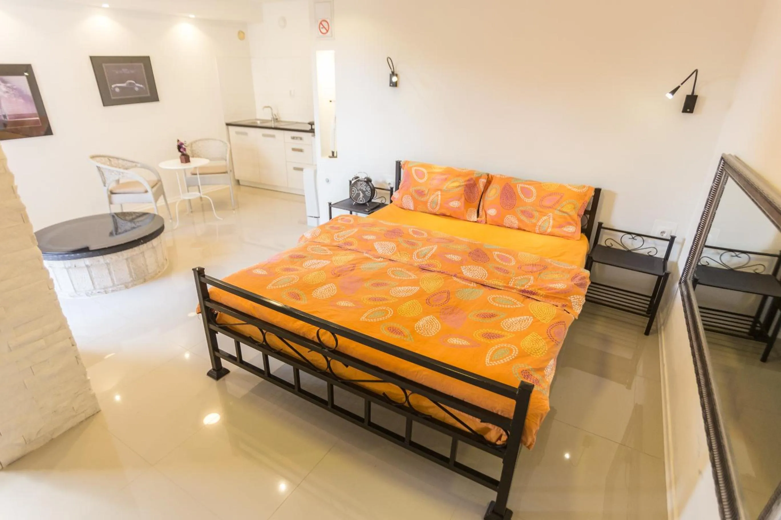 Bedroom, Bed in Aloha Apartments with pool