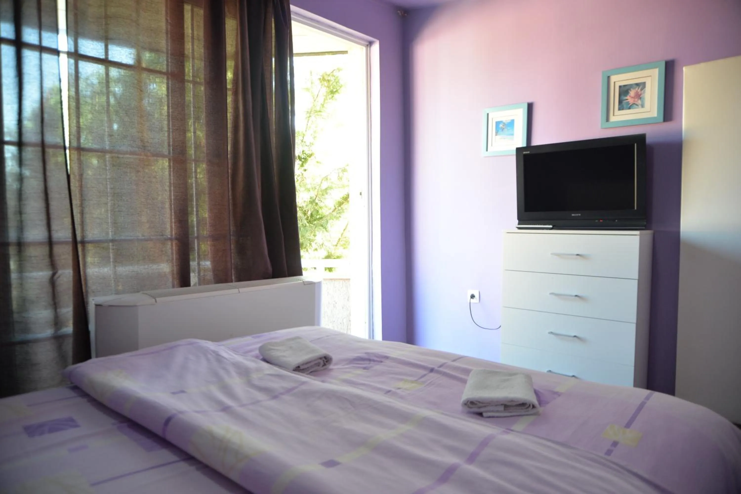 Bed in Aloha Apartments with pool