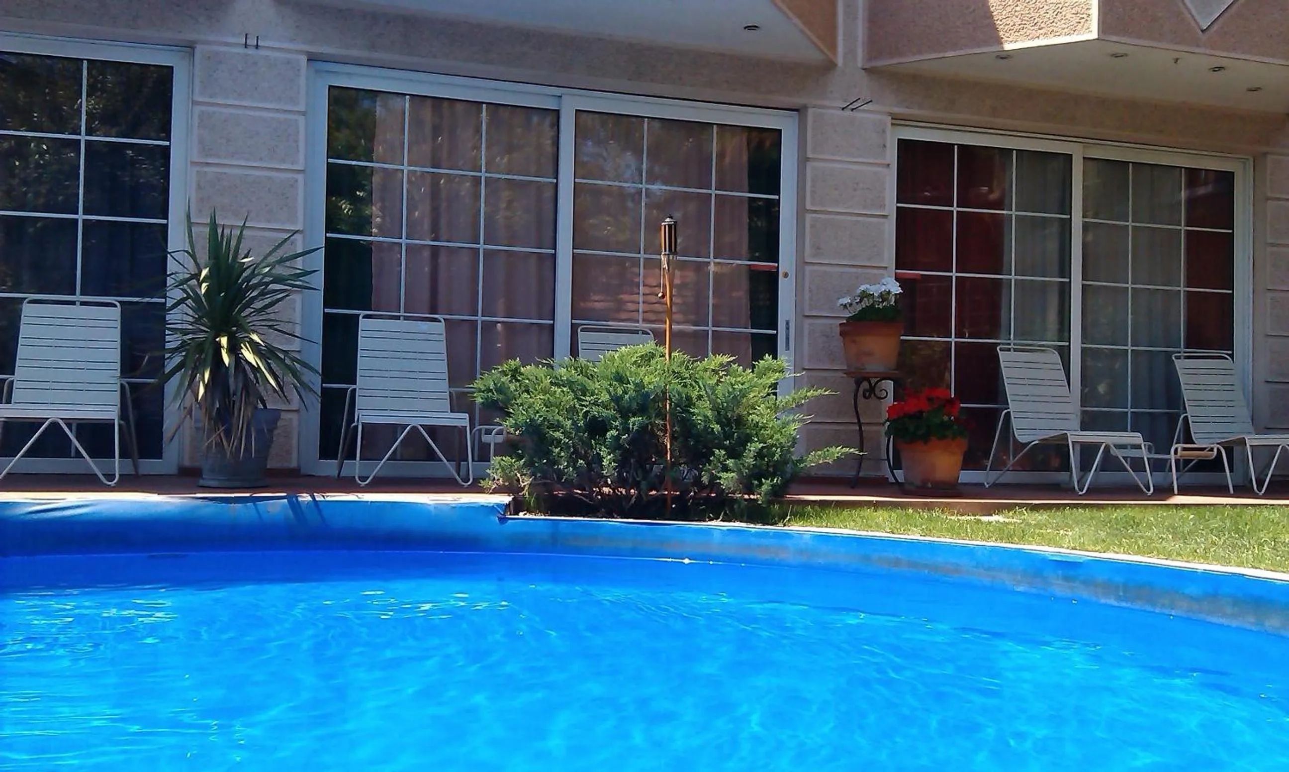 Garden in Aloha Apartments with pool