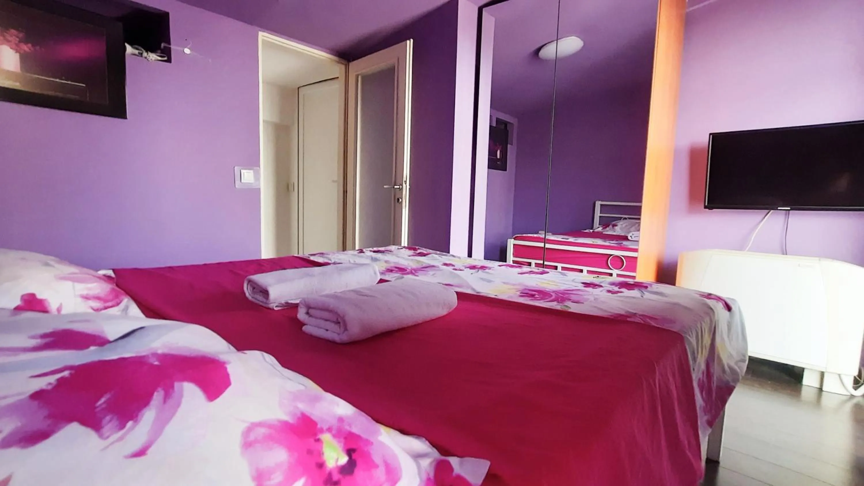 Bed in Aloha Apartments with pool