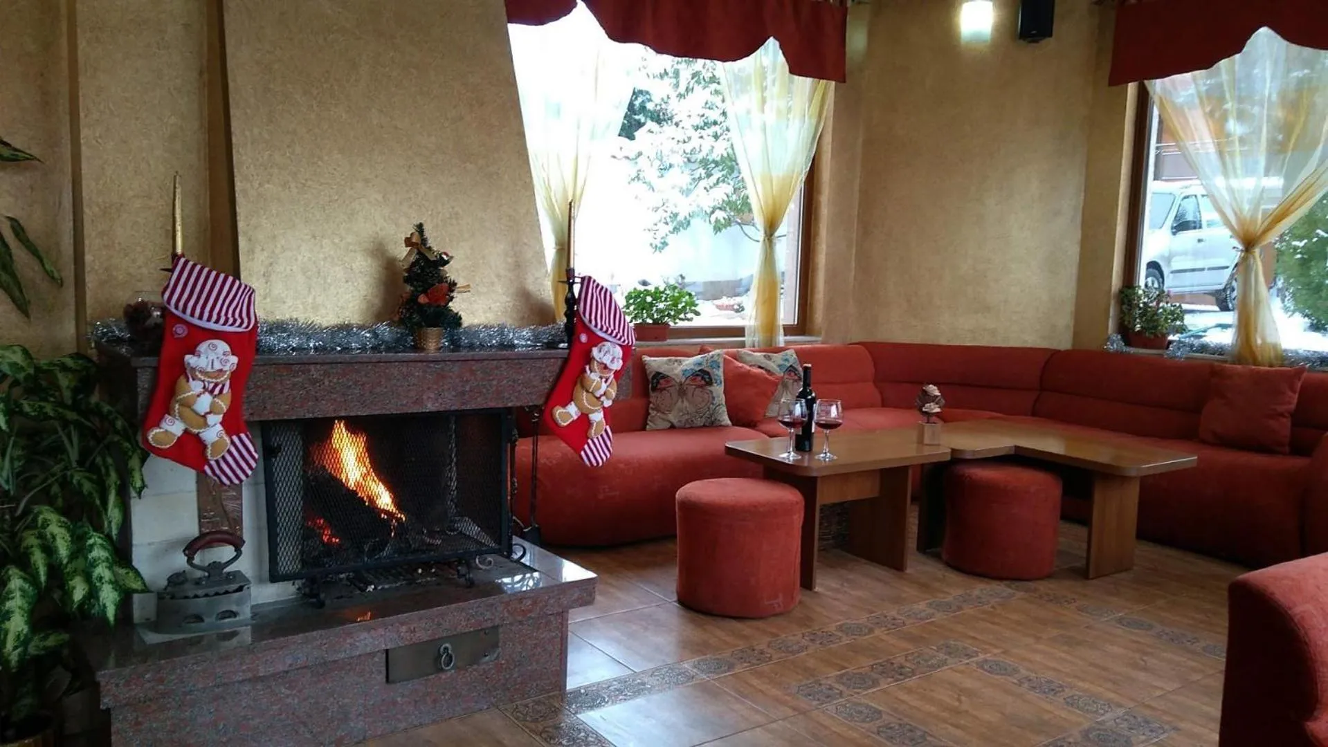 Family Hotel Emaly 1