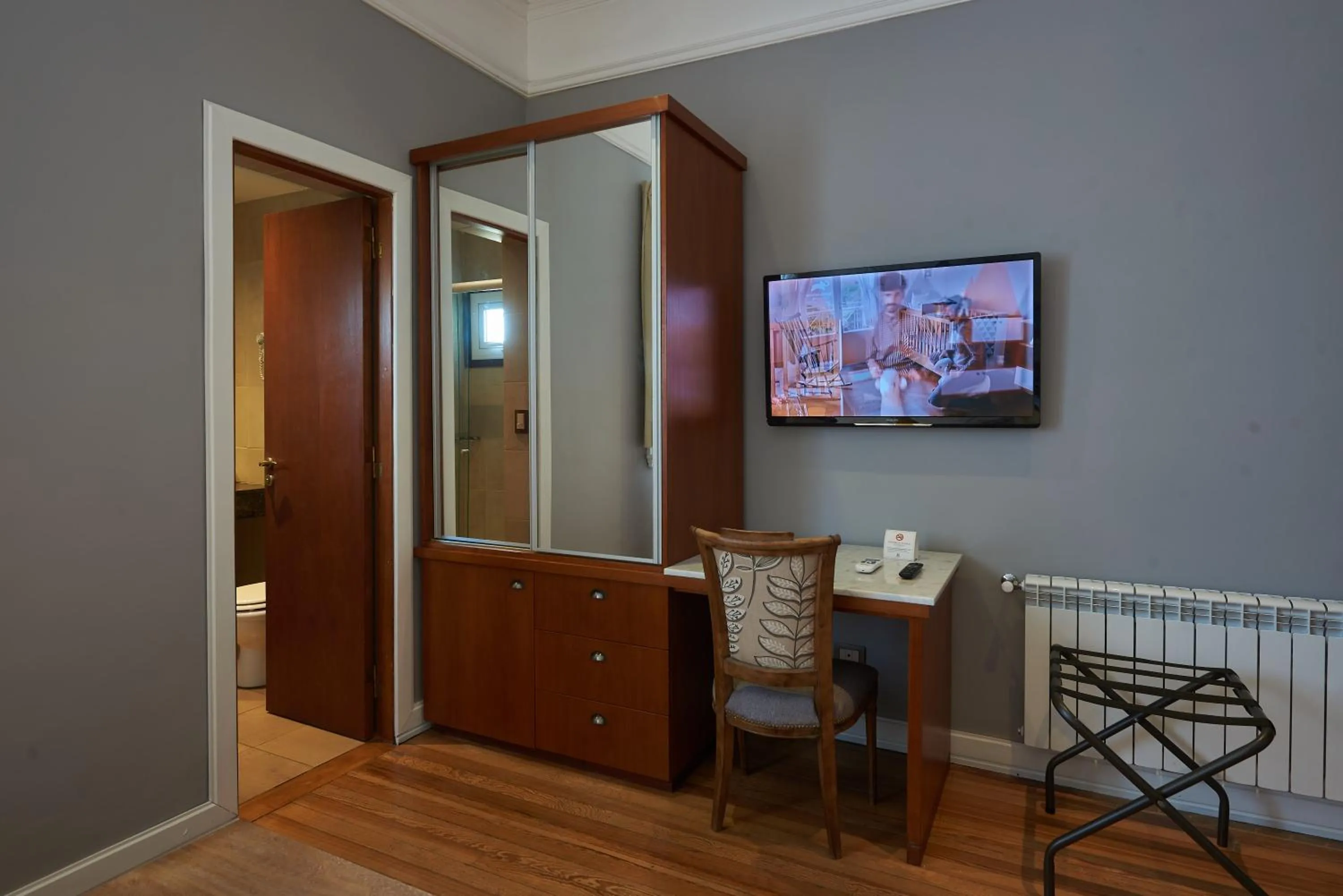 TV and multimedia in Altos de Guemes Hotel