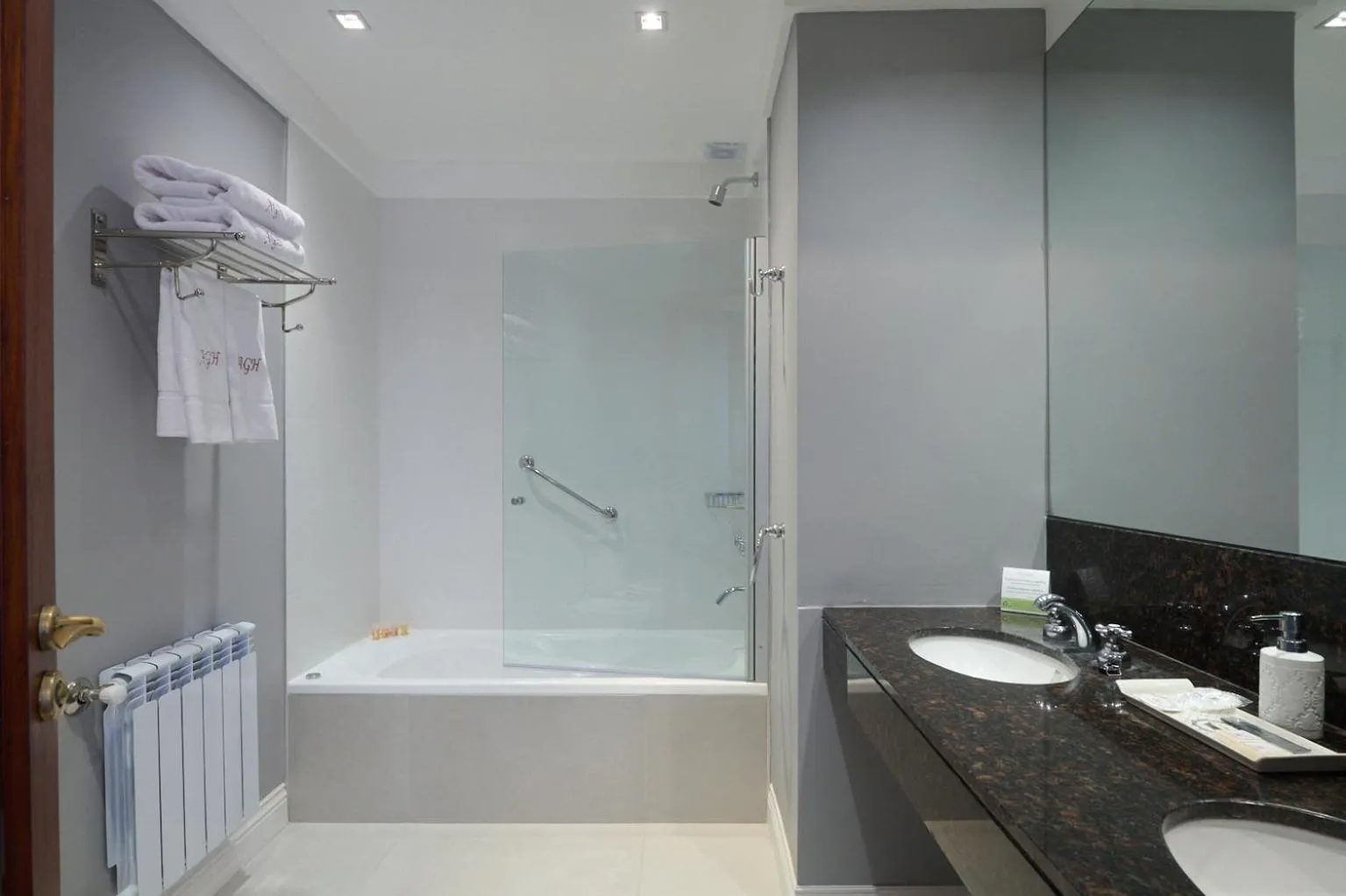 Bath in Altos de Guemes Hotel