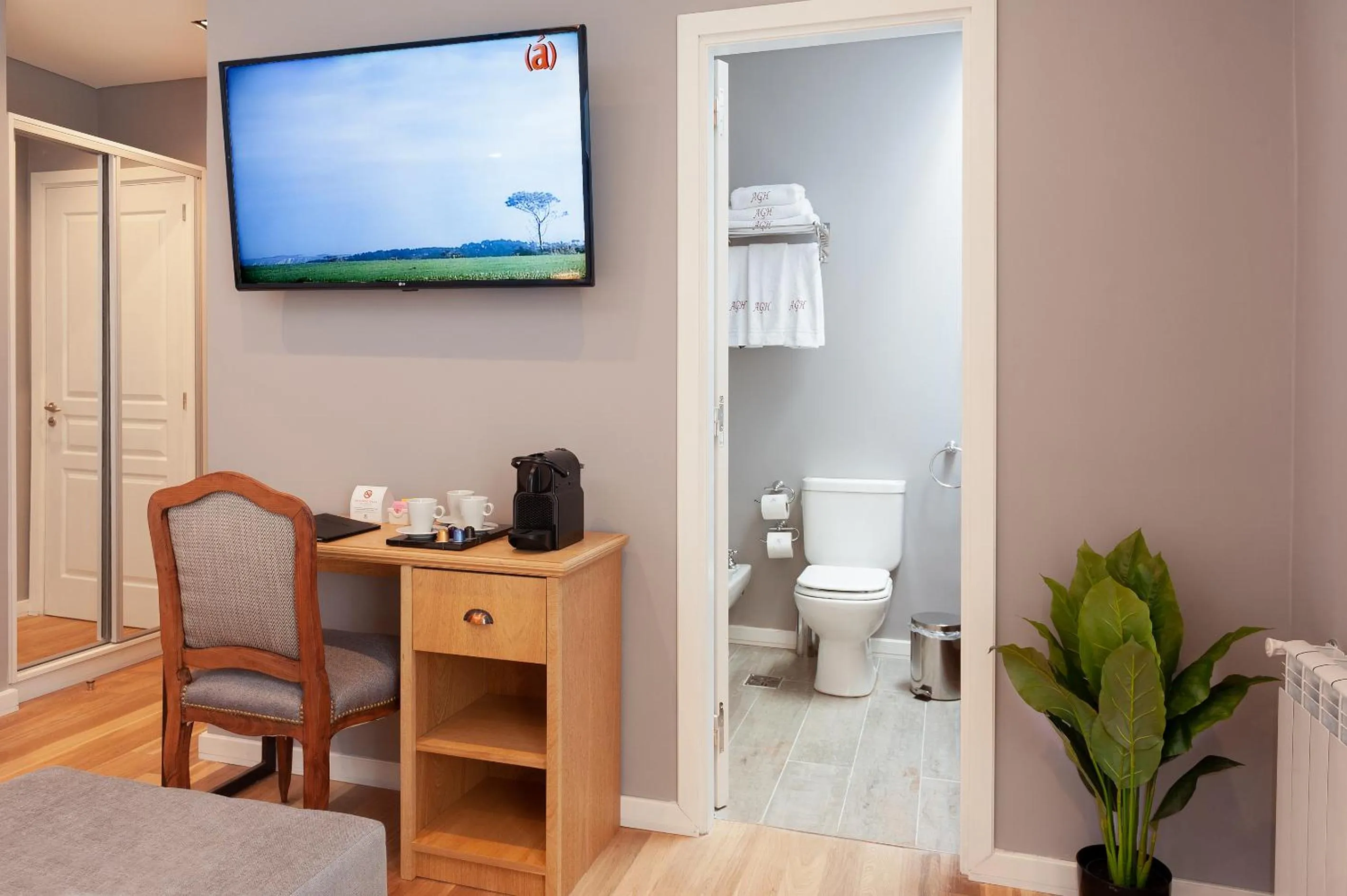 TV and multimedia in Altos de Guemes Hotel