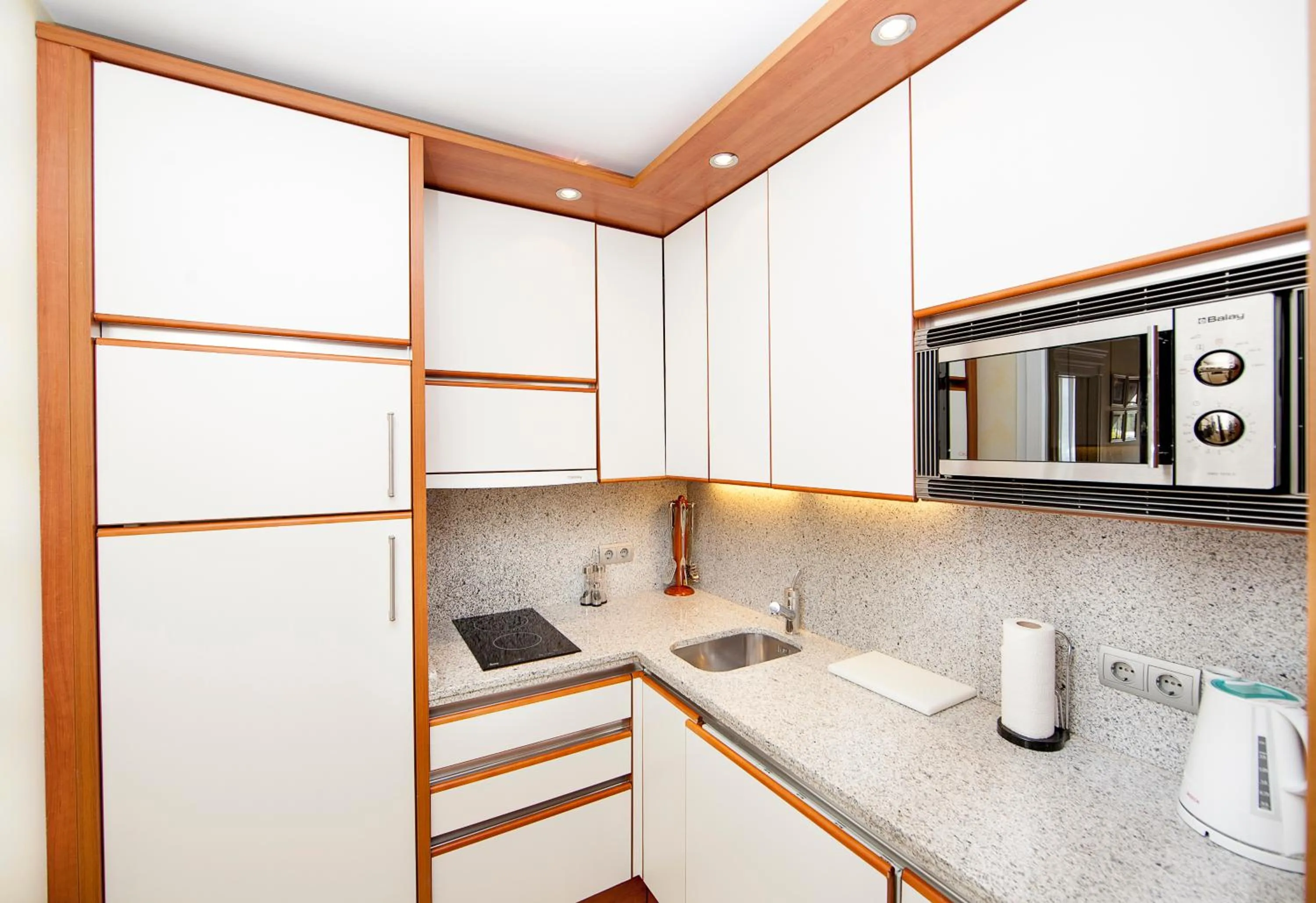 Kitchen or kitchenette in Apartamentos Guadalpin Boutique
