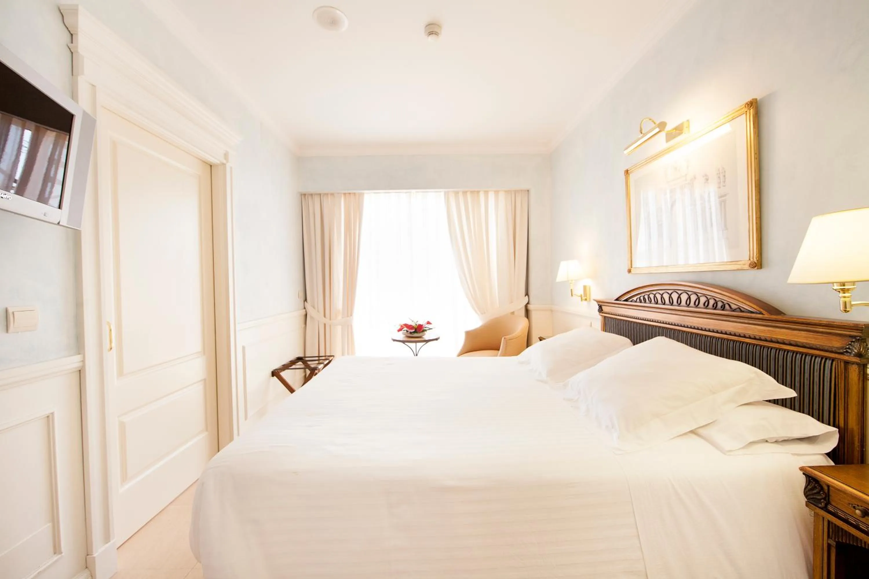 Photo of the whole room, Bed in Apartamentos Guadalpin Boutique