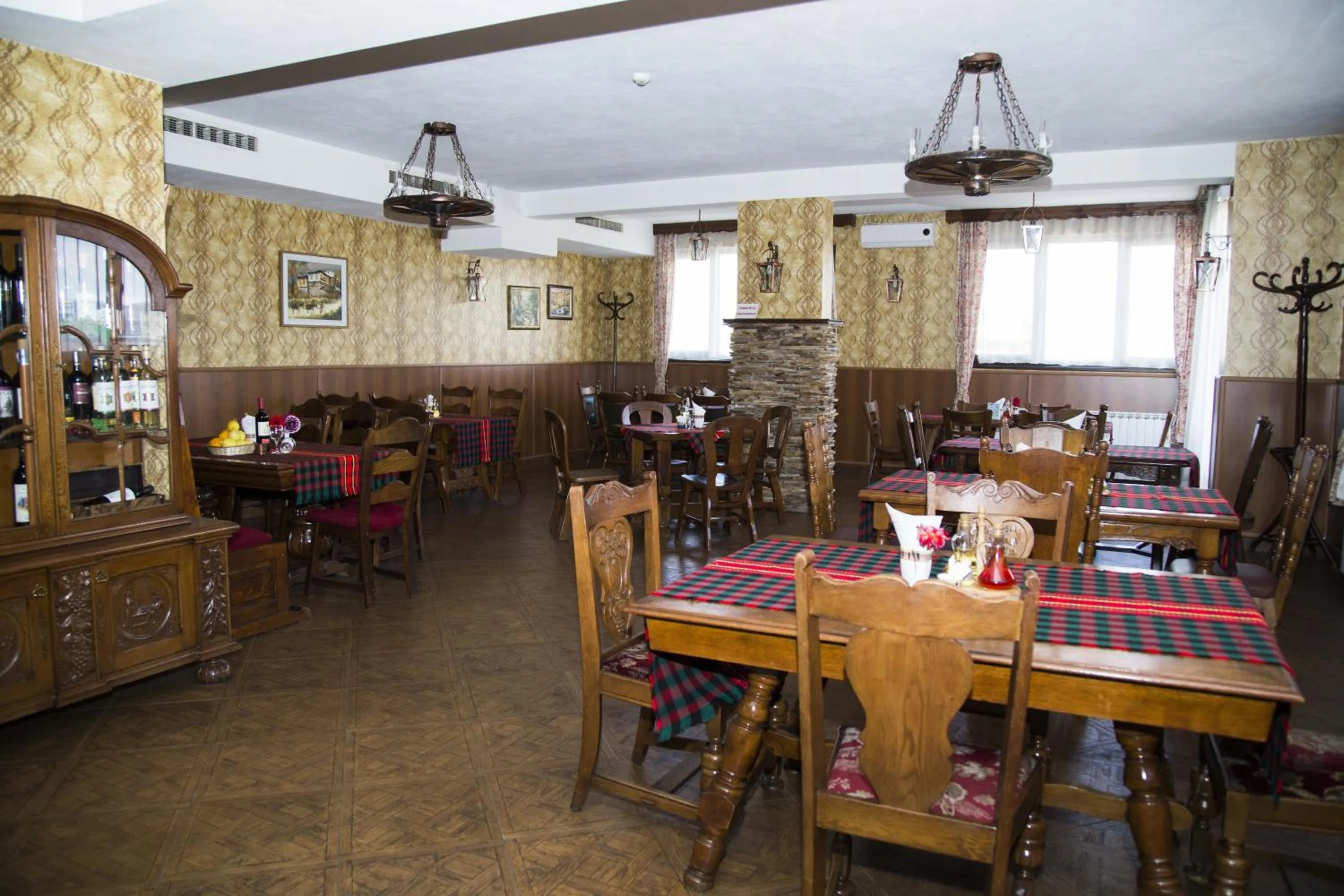 Restaurant/places to eat in Family Hotel Emaly 2