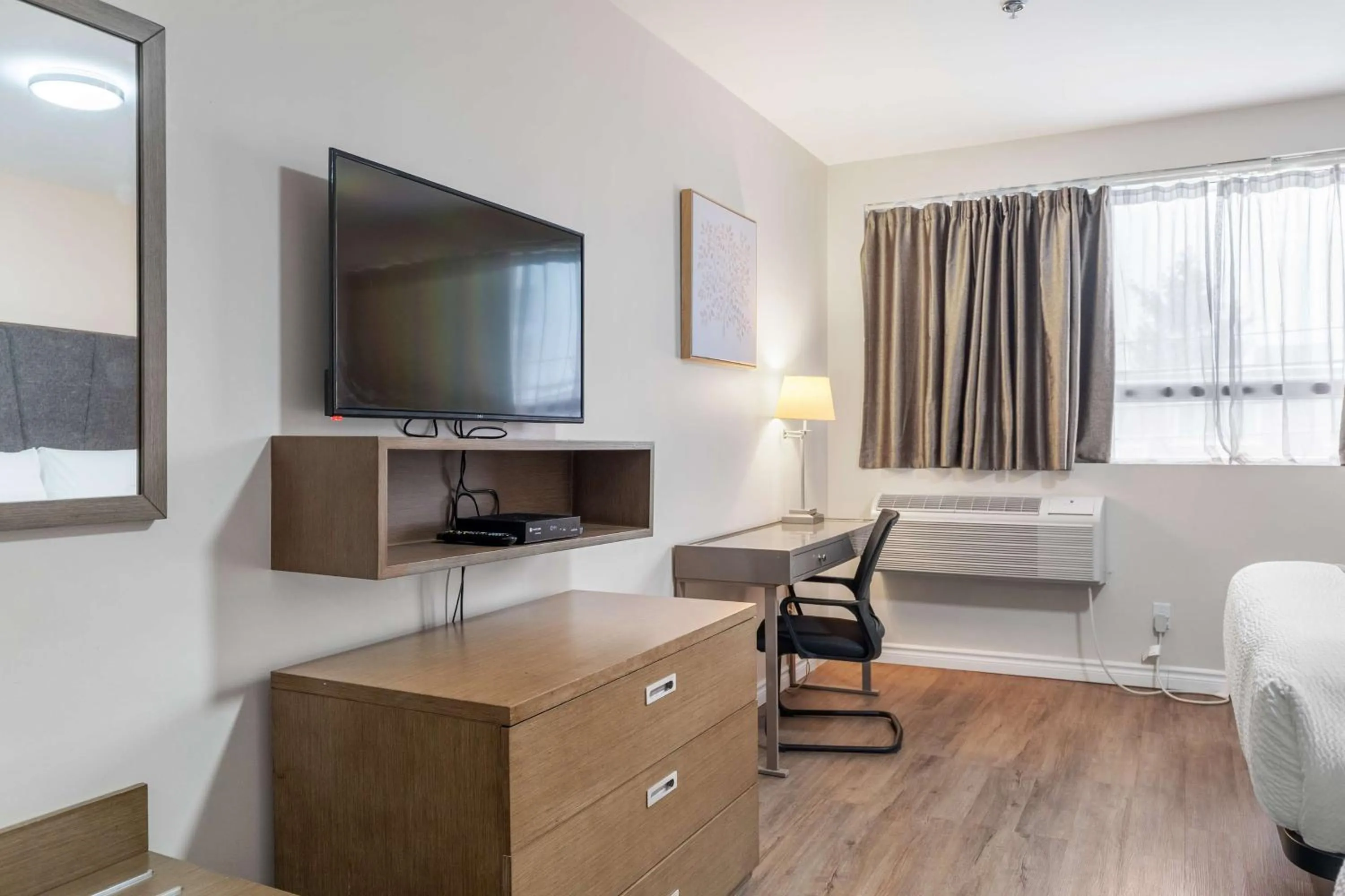 Bedroom, Bed in Hotel Montreal Metropolitan, BW Signature Collection