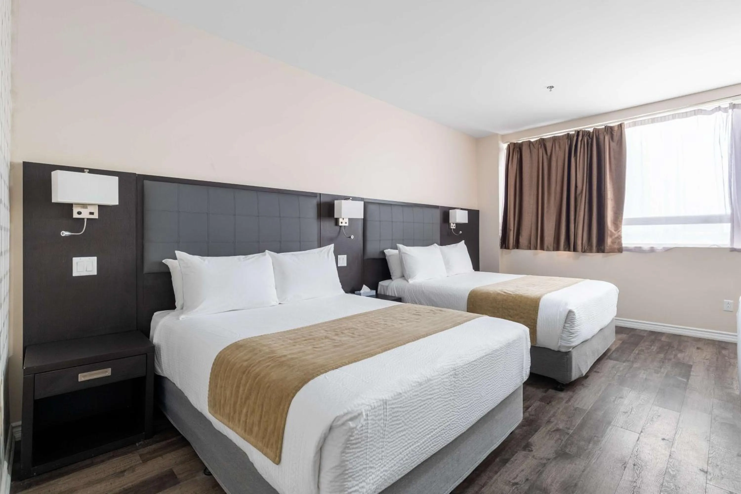 Bedroom, Bed in Hotel Montreal Metropolitan, BW Signature Collection